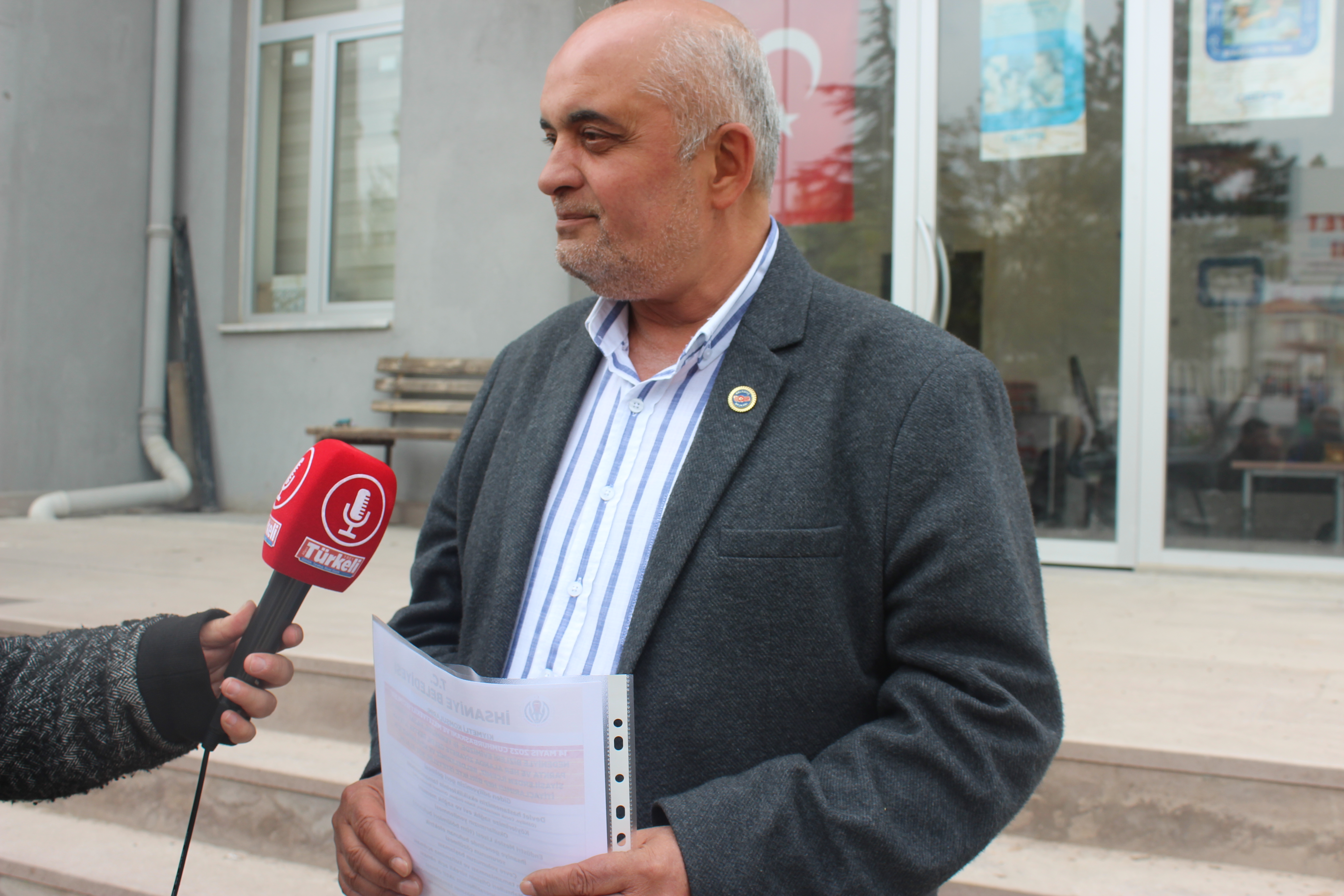 “İHSANİYE İLÇESİ’NİN EKSİKLİKLERİNİ PANKART YAPTIK”