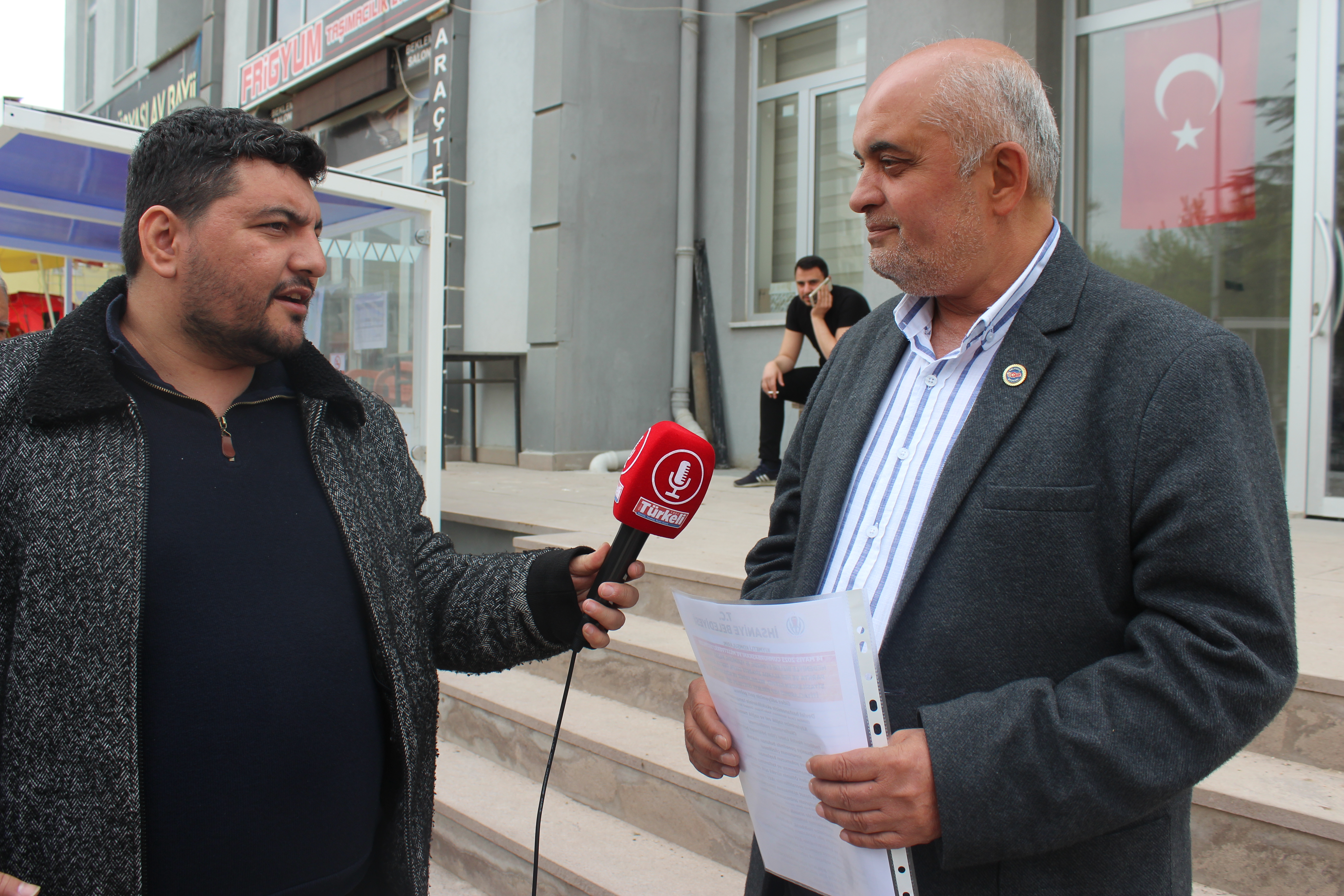 “İHSANİYE İLÇESİ’NİN EKSİKLİKLERİNİ PANKART YAPTIK”