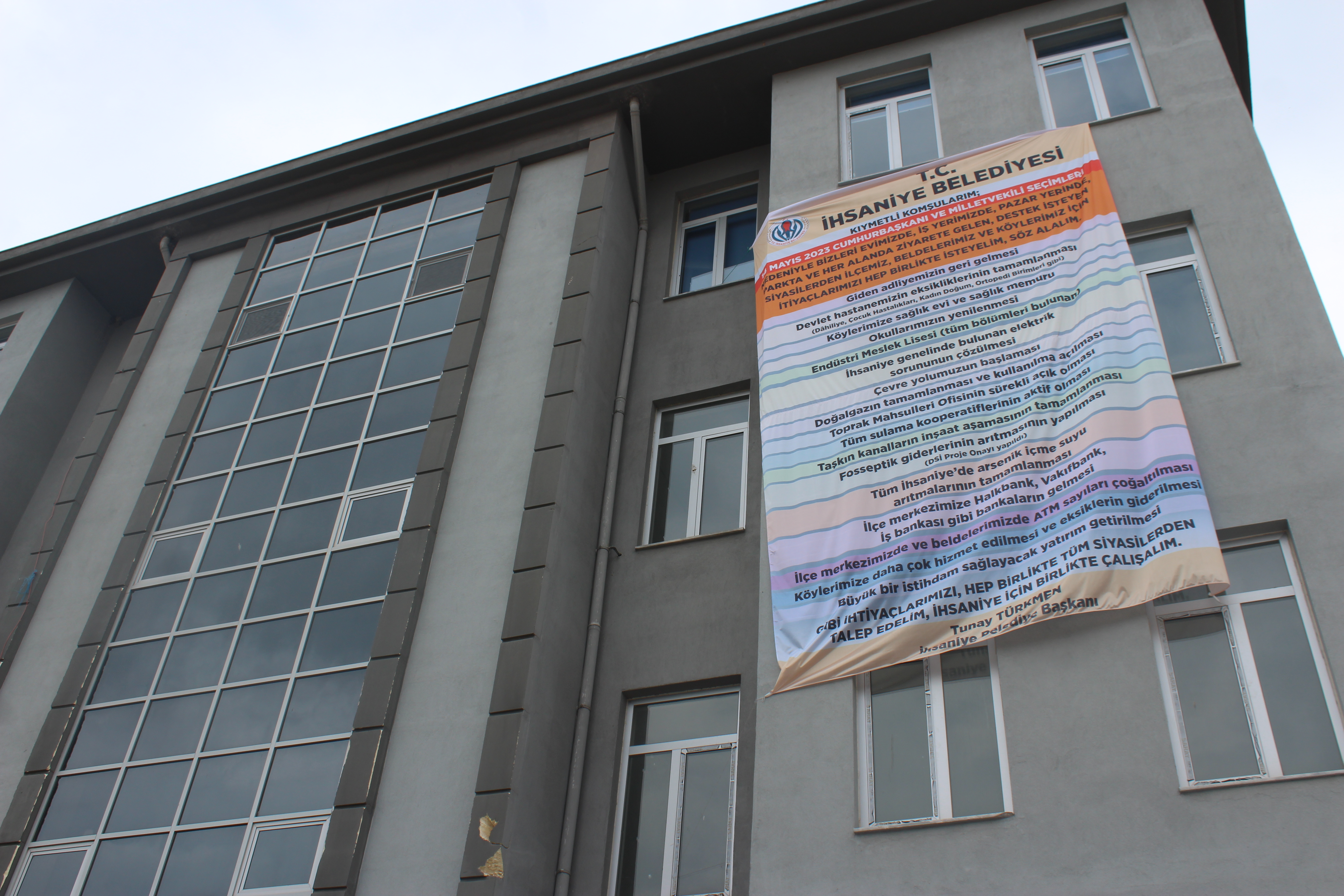 “İHSANİYE İLÇESİ’NİN EKSİKLİKLERİNİ PANKART YAPTIK”