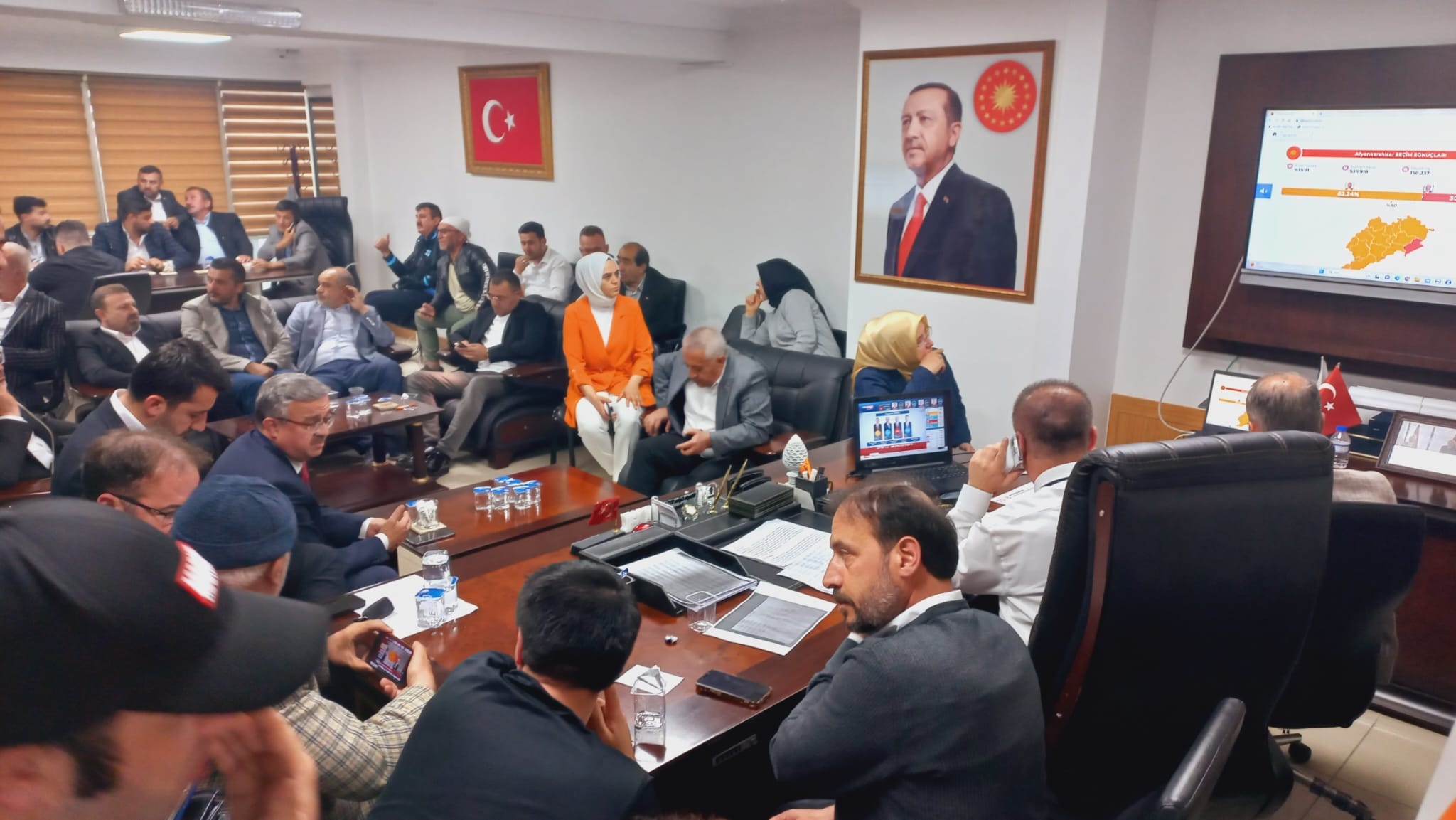 AK PARTİ'DE HEYECANLI BEKLEYİŞ