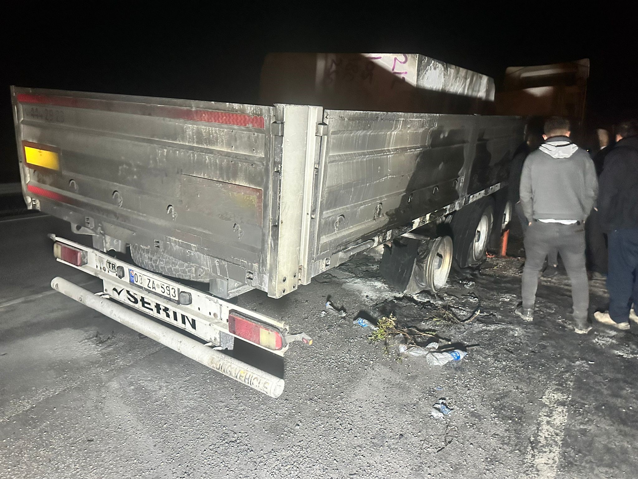 TIRDA YANGIN ÇIKTI ŞOFÖR MÜDAHALE ETTİ