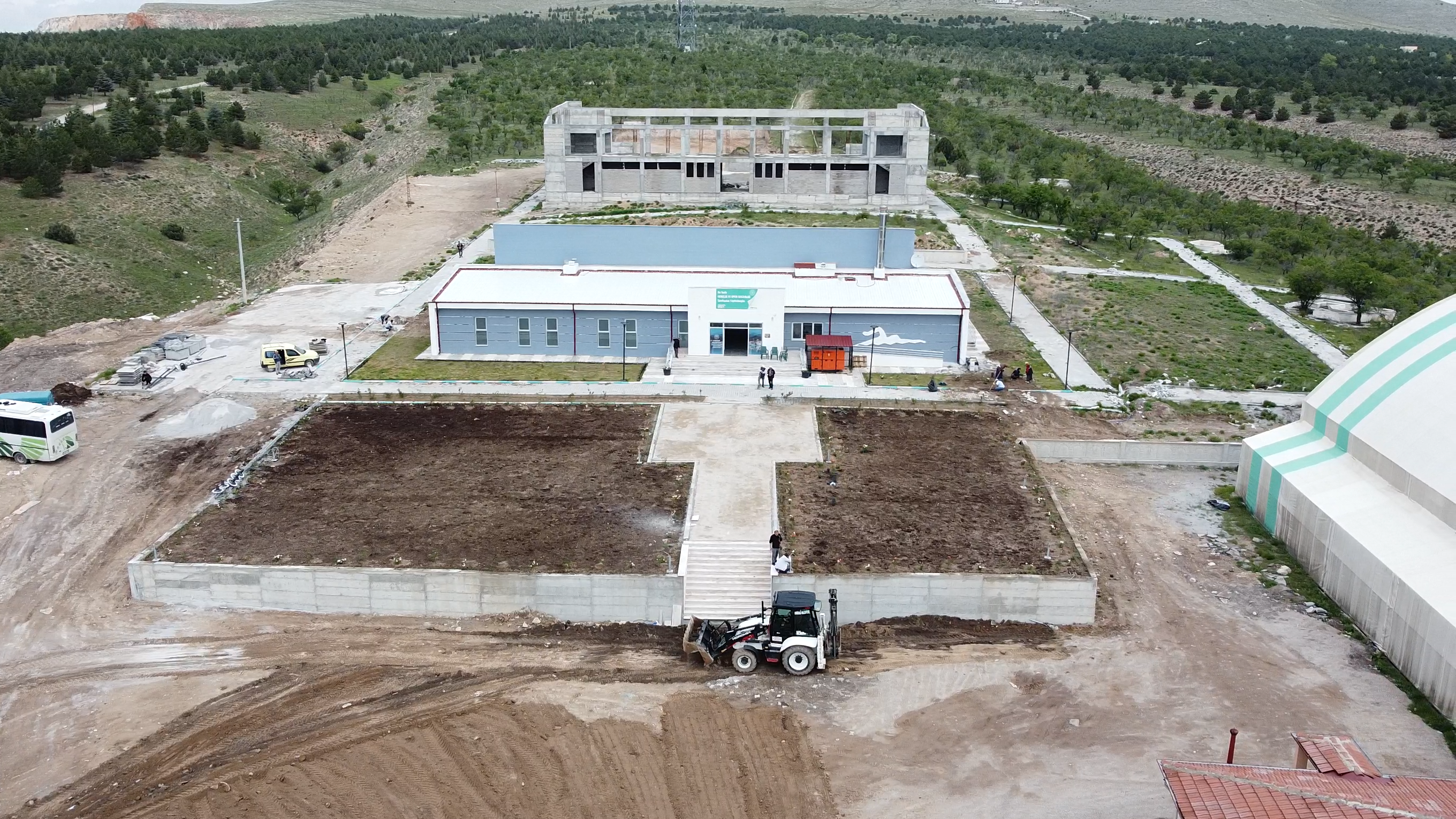 EMİRDAĞ, YARI OLİMPİK YÜZME HAVUZUNA KAVUŞUYOR