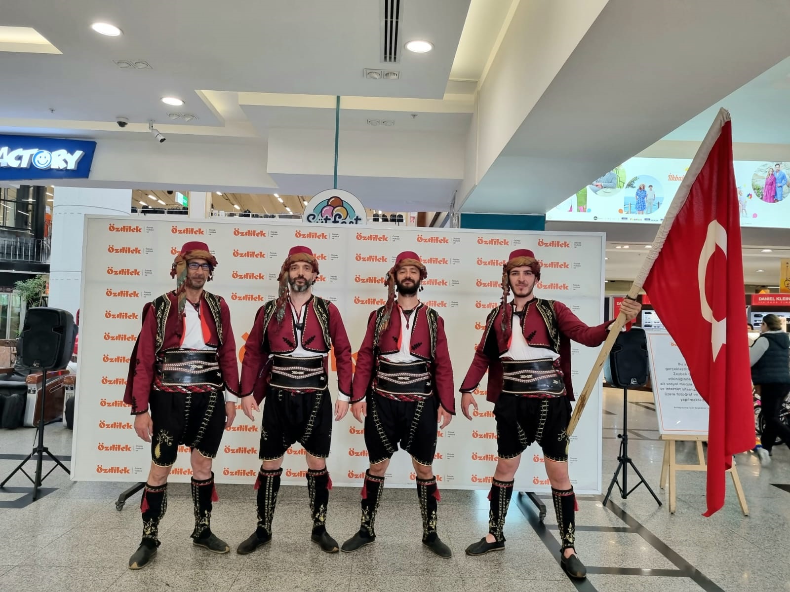 ÖZDİLEK AFYONKARAHİSAR’DA BAYRAM COŞKUSU