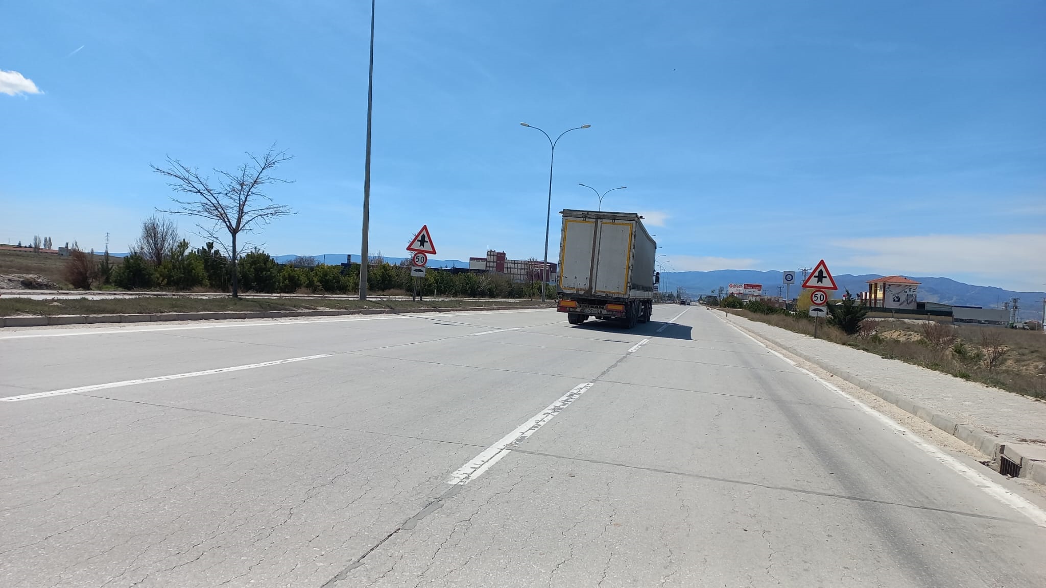 TÜRKİYE’NİN İLK BETON YOLU 19 YILDIR HİÇ BOZULMUYOR