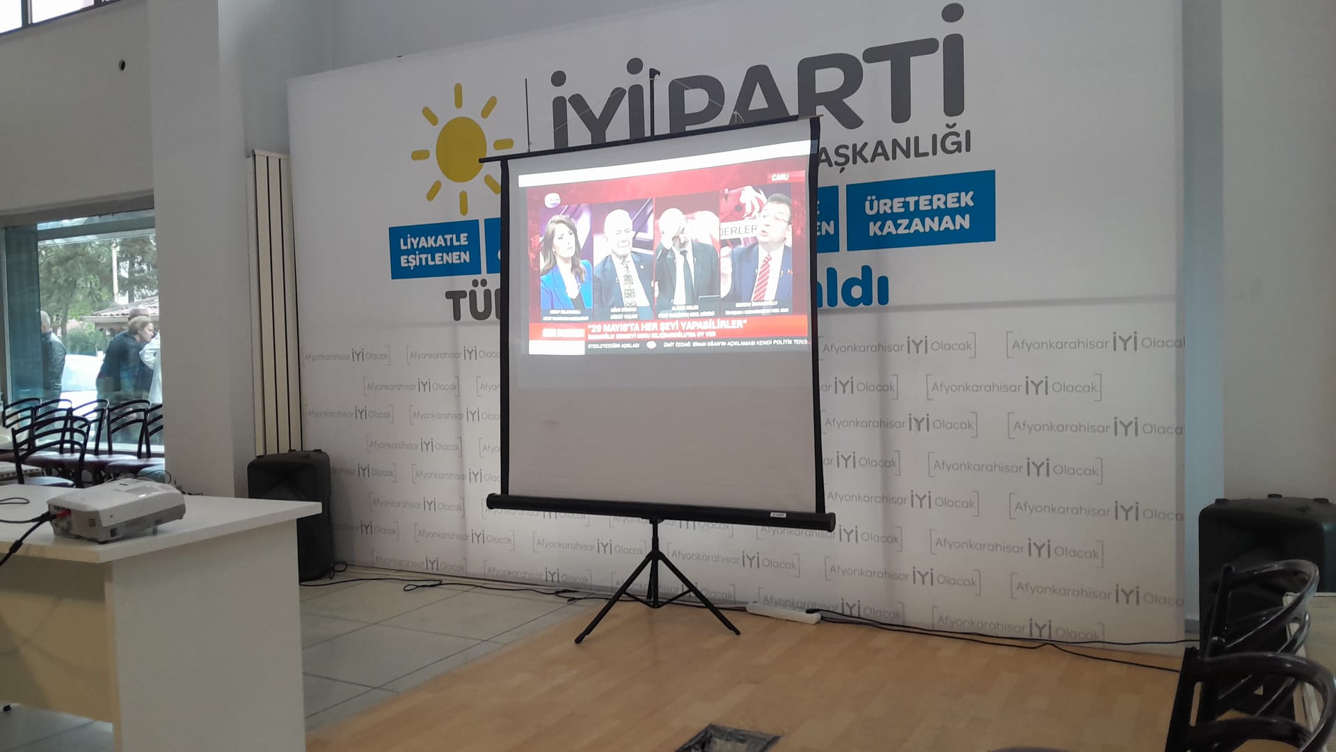 İYİ PARTİLİLER KOORDİNASYON MERKEZİNDE TOPLANMAYA BAŞLADI