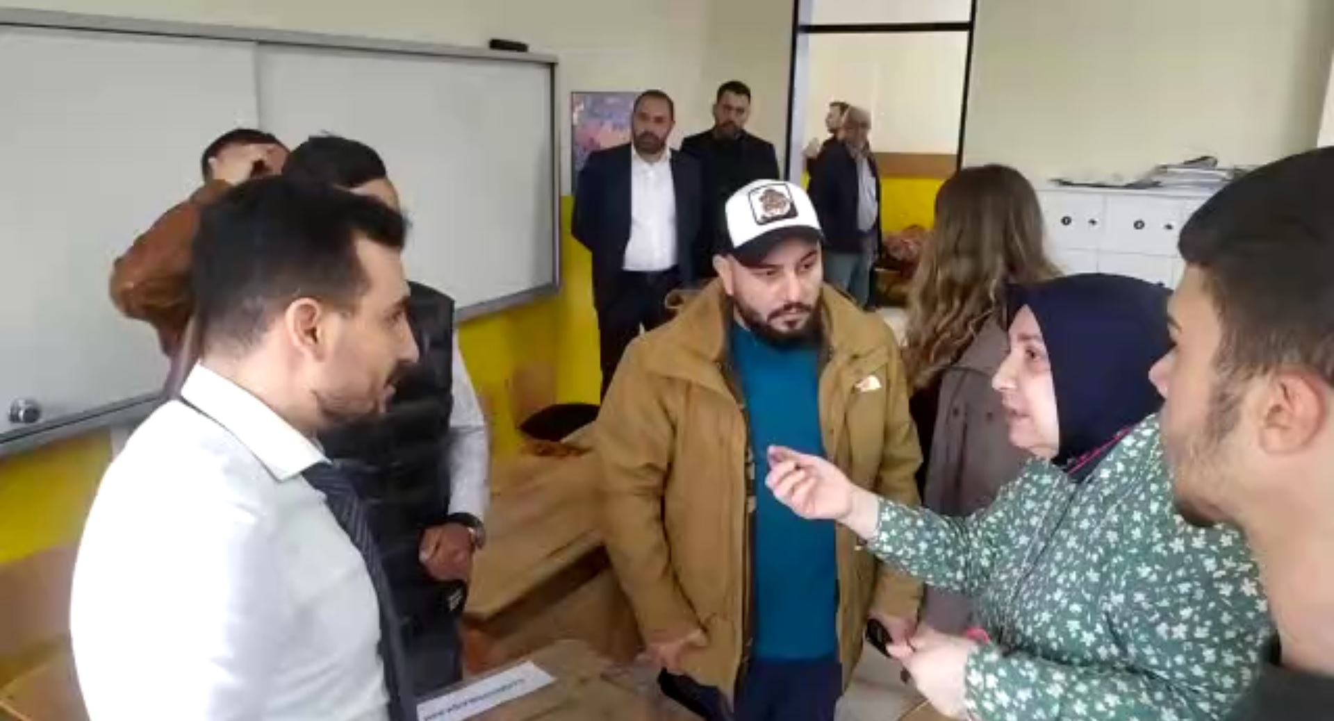 SANDIK BAŞINDA PARTİLİLER BAŞKANLA TARTIŞTI