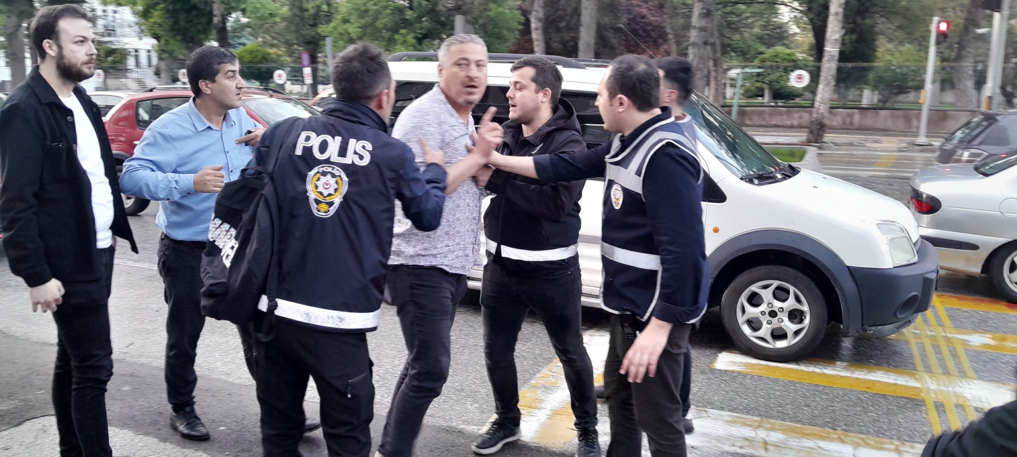 İYİ PARTİ ÖNÜNDE GERGİN ANLAR