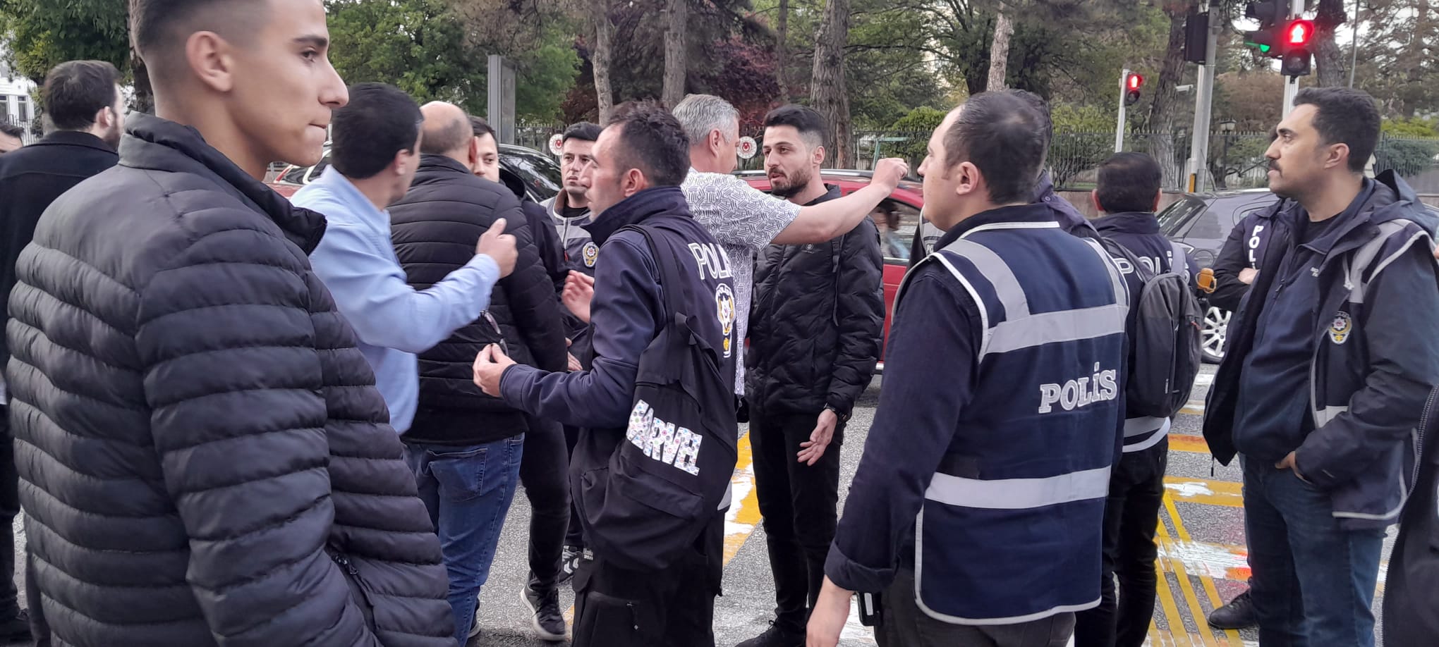 İYİ PARTİ ÖNÜNDE GERGİN ANLAR