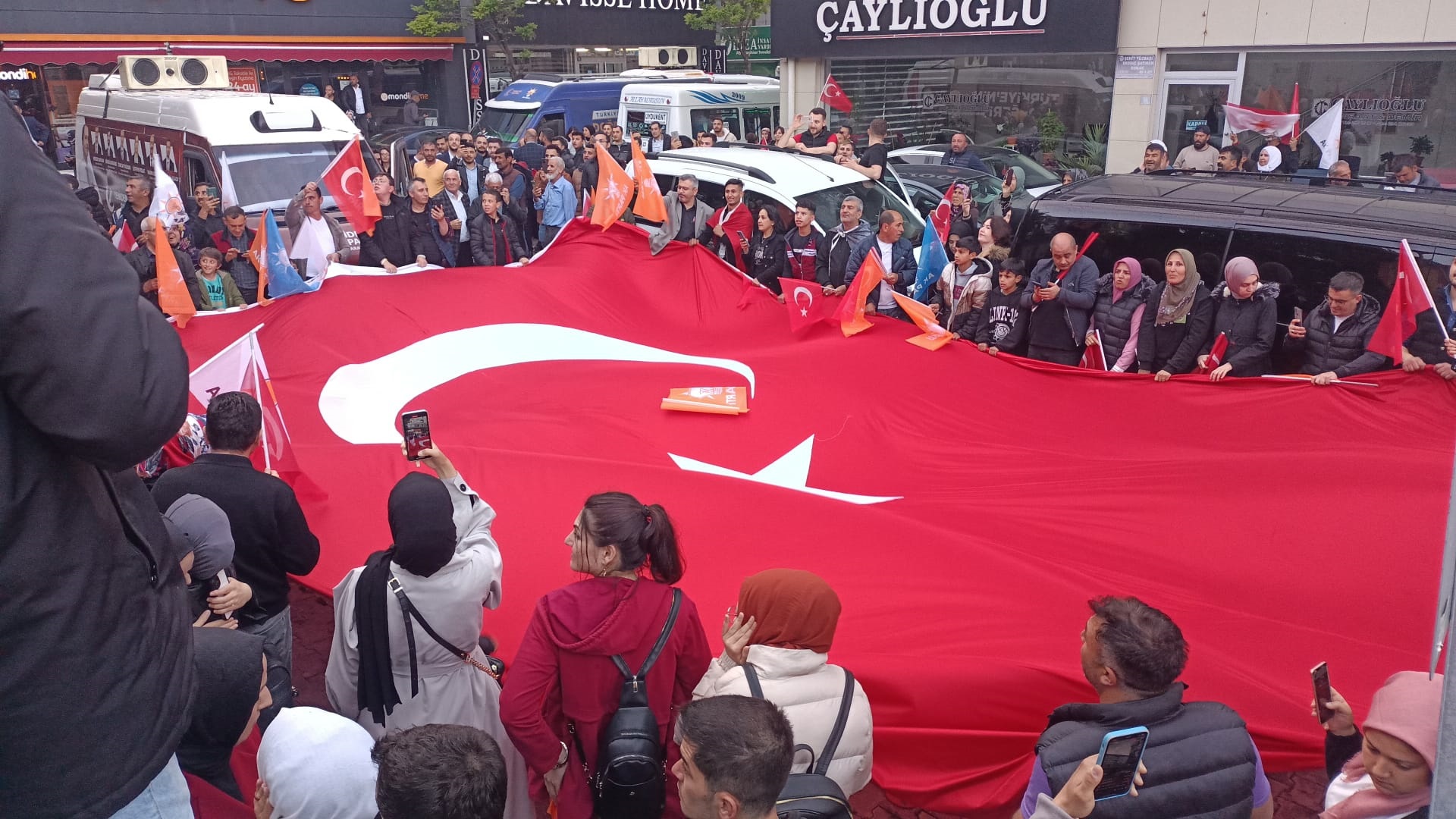 AK PARTİLİLER KUTLAMALARA HAZIRLANIYOR