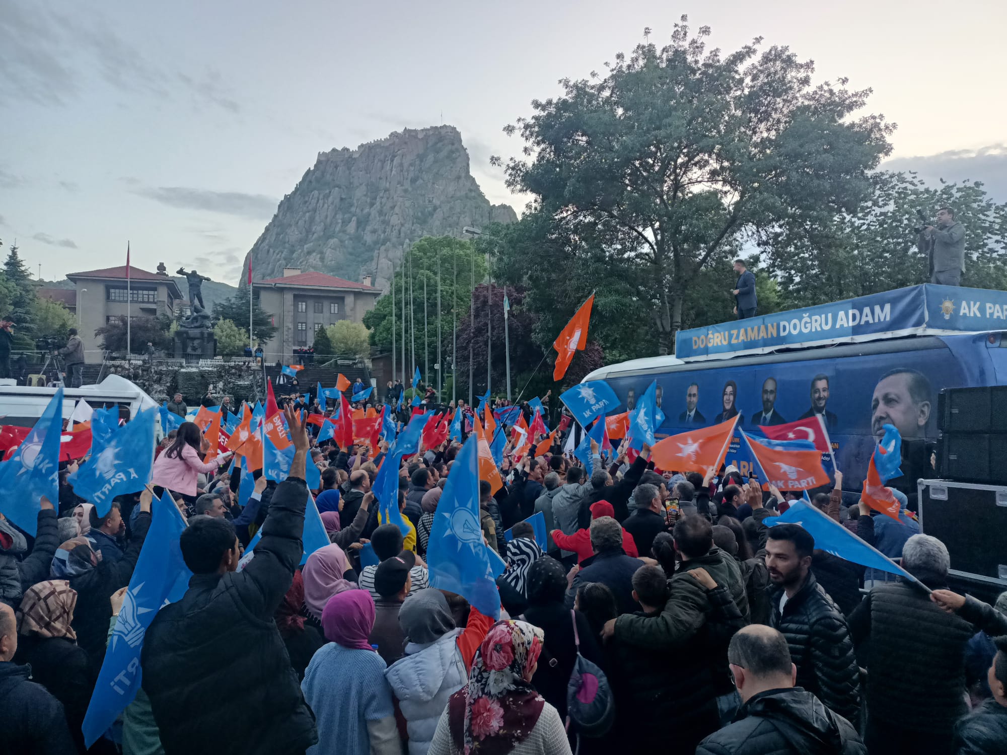 AK PARTİLİLER ZAFER MEYDANI’NDA