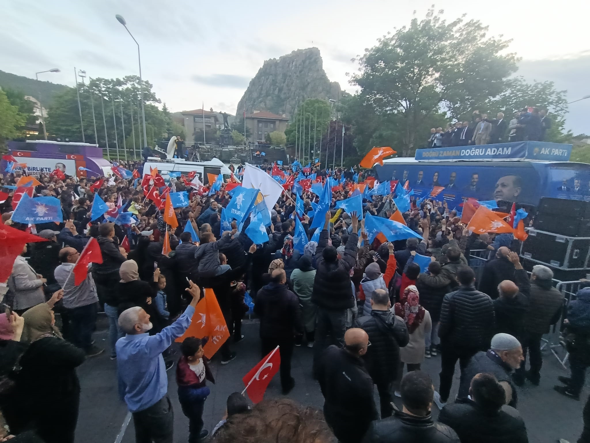 AK PARTİLİLER ZAFER MEYDANI’NDA