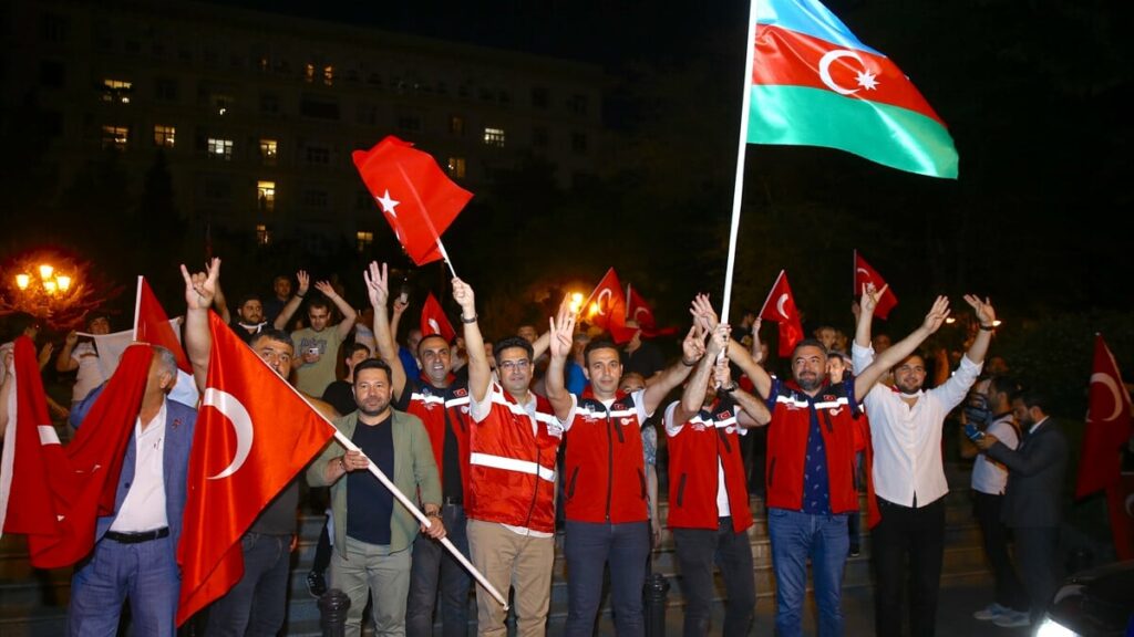AZERBAYCAN’DA ERDOĞAN'IN SEÇİM ZAFERİ SONRASI HALK SOKAKLARA DÖKÜLDÜ