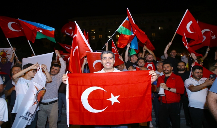 AZERBAYCAN’DA ERDOĞAN'IN SEÇİM ZAFERİ SONRASI HALK SOKAKLARA DÖKÜLDÜ