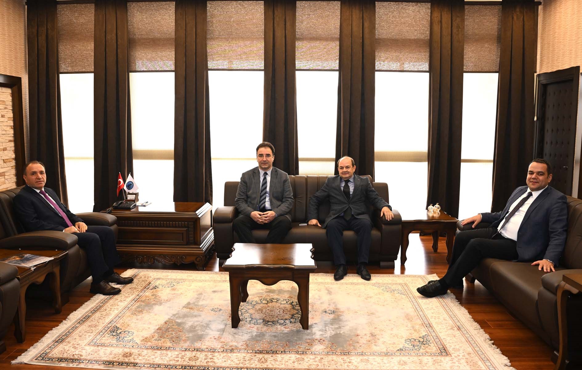 MEDYA LİDERLERİ, REKTÖR KARAKAŞ'I ZİYARET ETTİ