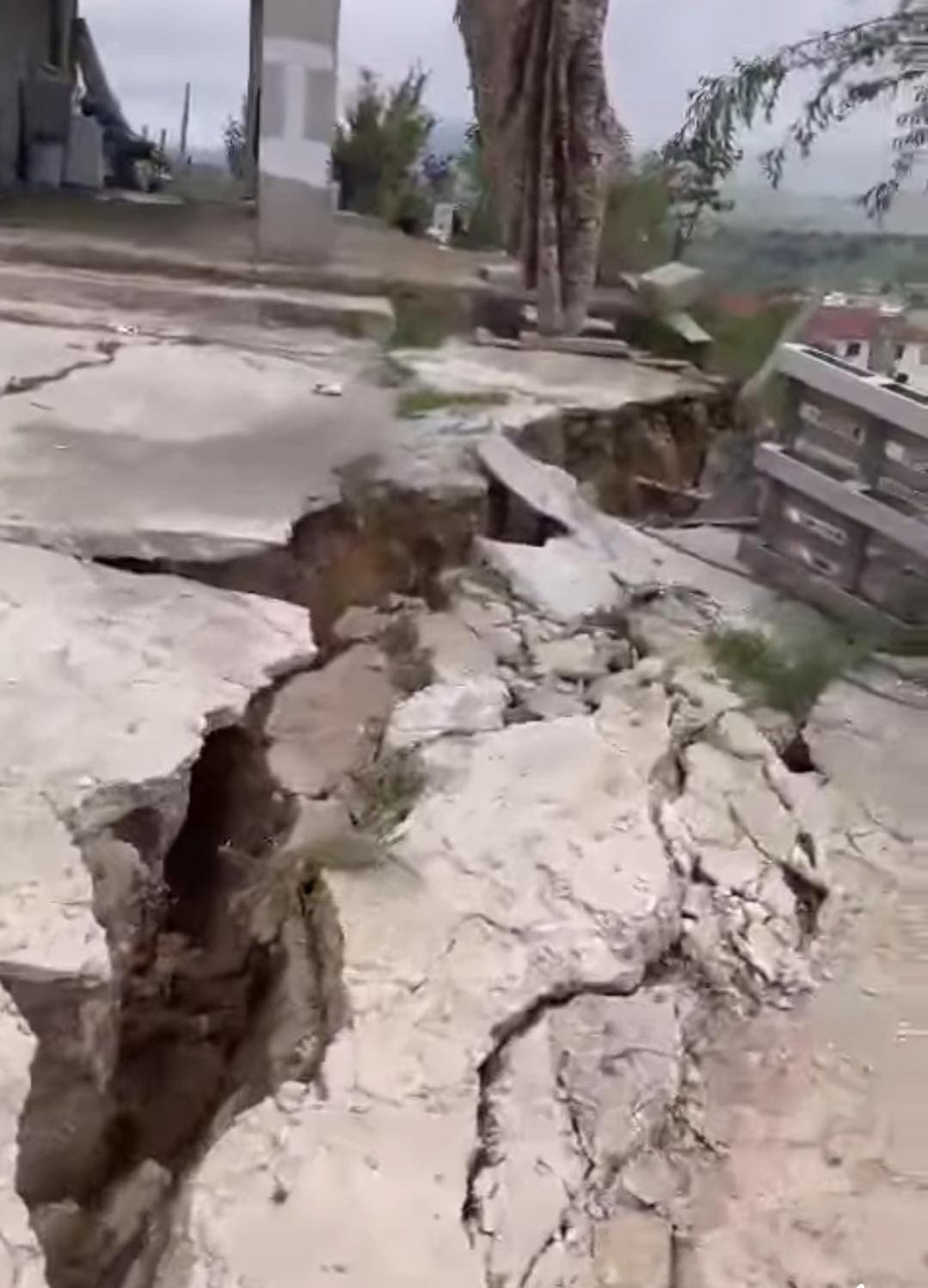 EMİRDAĞ'DA TOPRAK KAYMASI MAHALLEYİ İKİYE BÖLDÜ
