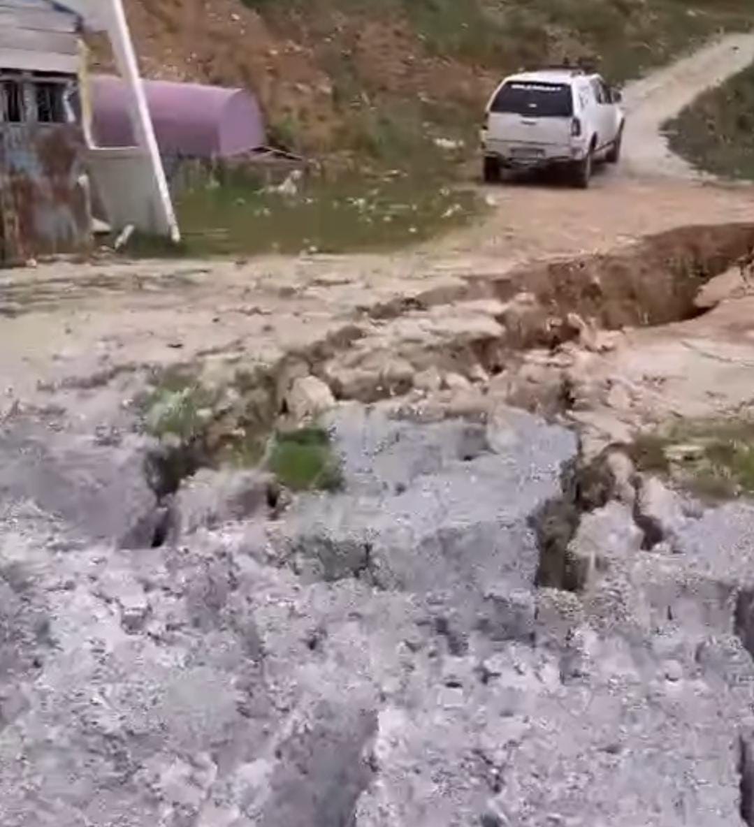 EMİRDAĞ'DA TOPRAK KAYMASI MAHALLEYİ İKİYE BÖLDÜ
