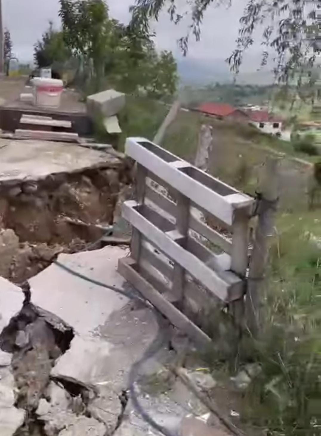 EMİRDAĞ'DA TOPRAK KAYMASI MAHALLEYİ İKİYE BÖLDÜ