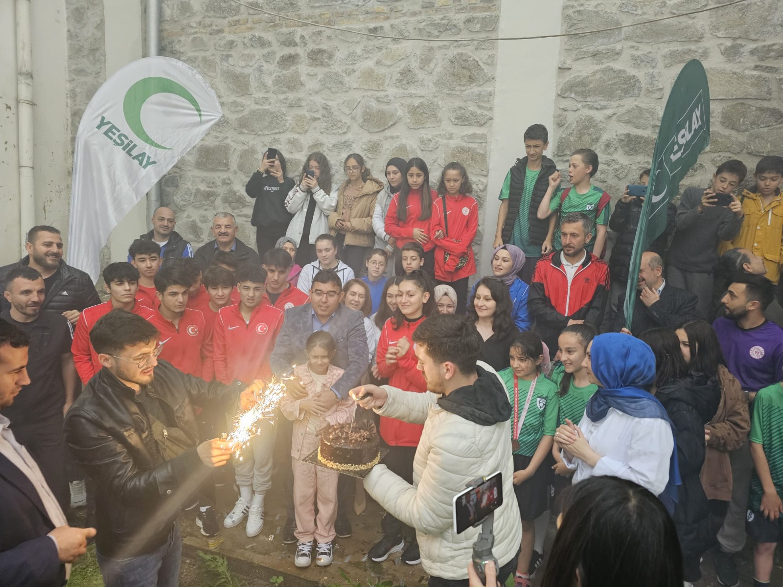 YEŞİLAY GENÇLERİNDEN BAŞKAN KAYA’YA SÜRPRİZ UĞURLAMA TÖRENİ