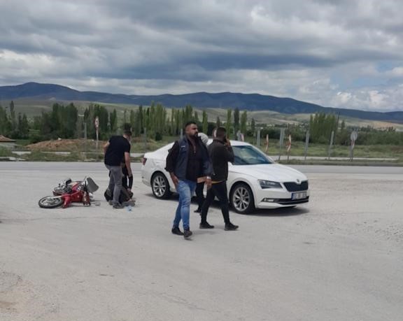 OTOMOBİL İLE MOTOSİKLET ÇARPIŞTI