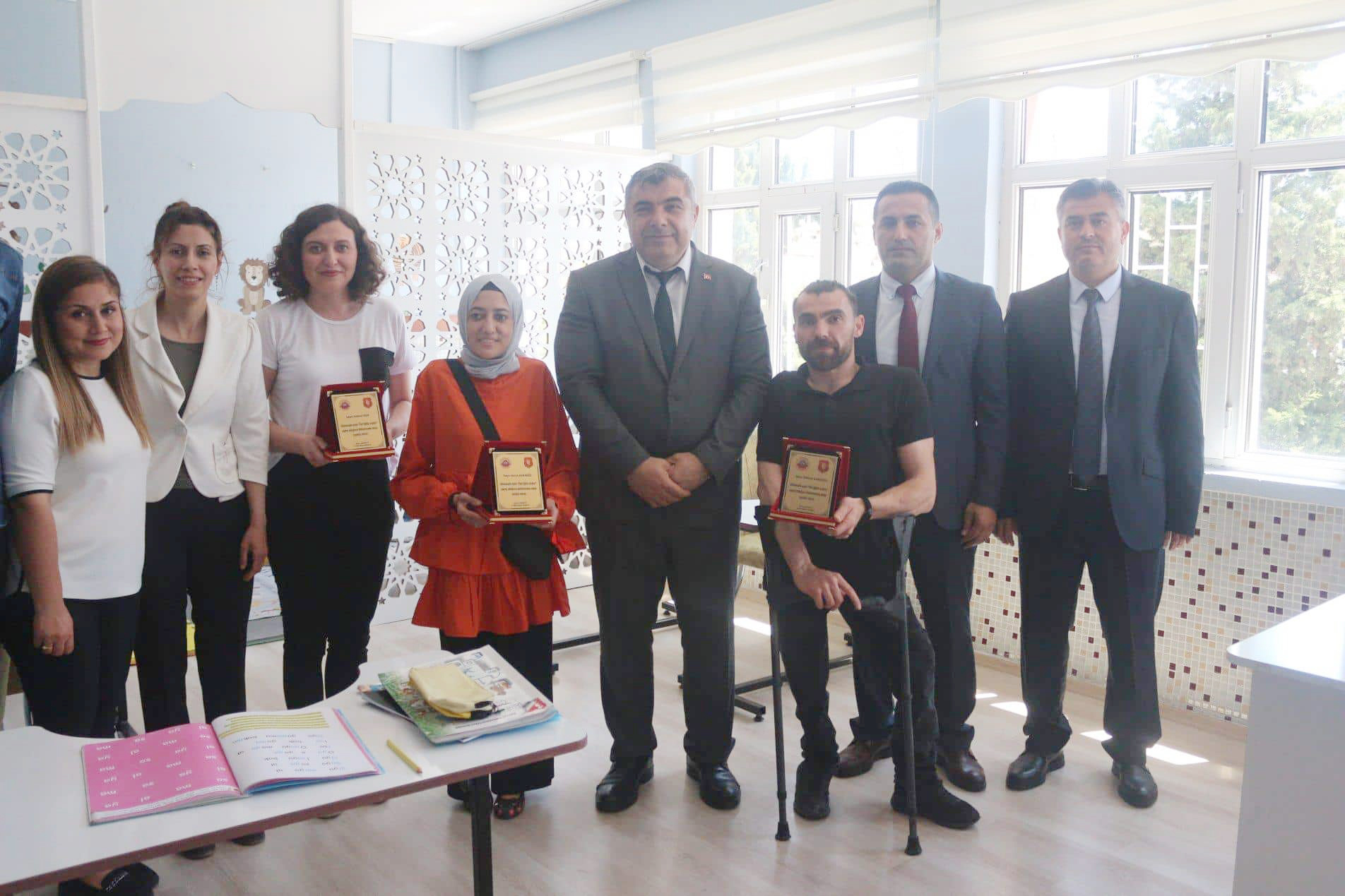 HAYIRSEVERLER PLAKETLE ÖDÜLLENDİRİLDİ