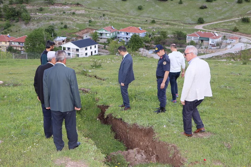 HEYELAN RİSKİ OLUŞAN KÖYDEKİ 5 EV BOŞALTILDI