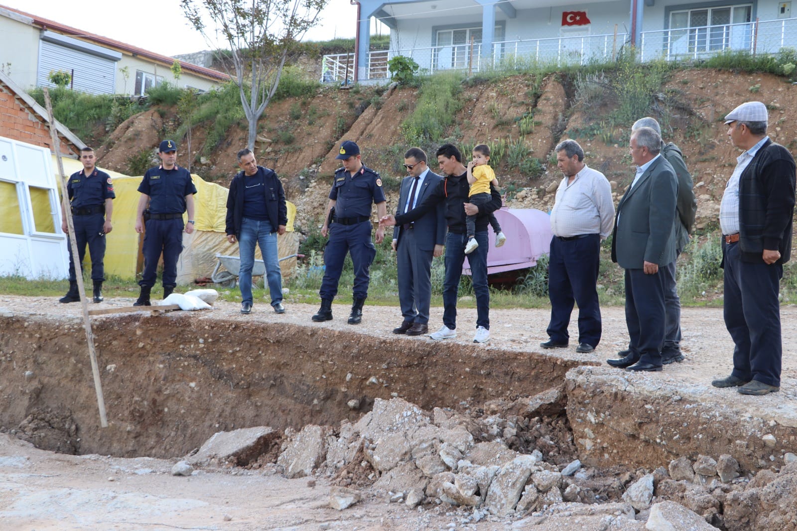 HEYELAN RİSKİ OLUŞAN KÖYDEKİ 5 EV BOŞALTILDI
