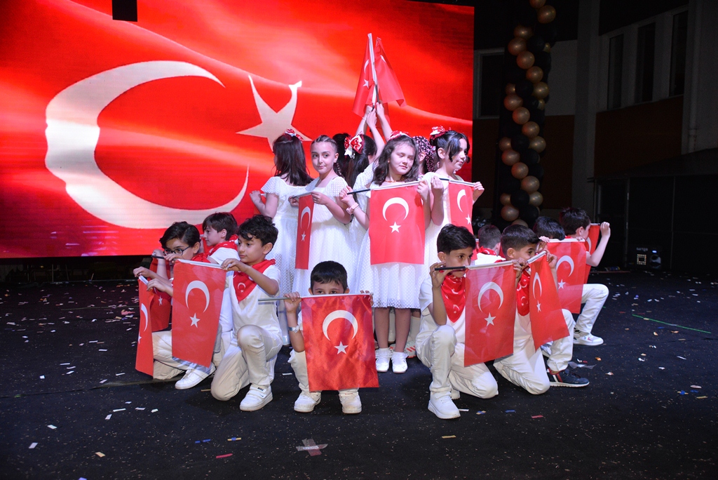 MEZUNİYET TÖRENİ GÖRSEL ŞÖLENE DÖNÜŞTÜ