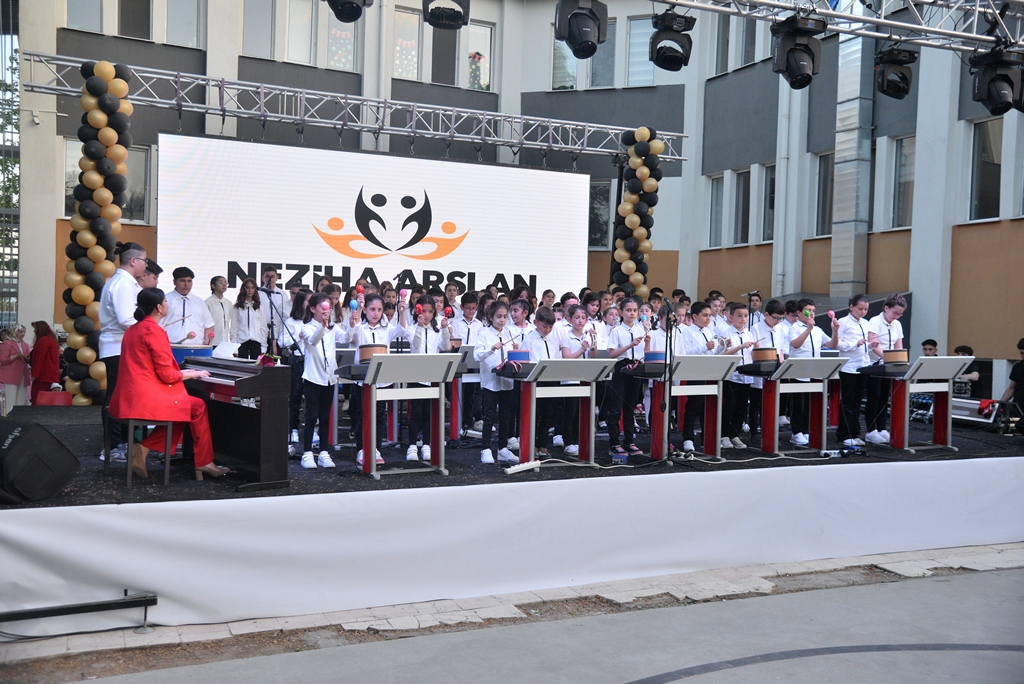 MEZUNİYET TÖRENİ GÖRSEL ŞÖLENE DÖNÜŞTÜ