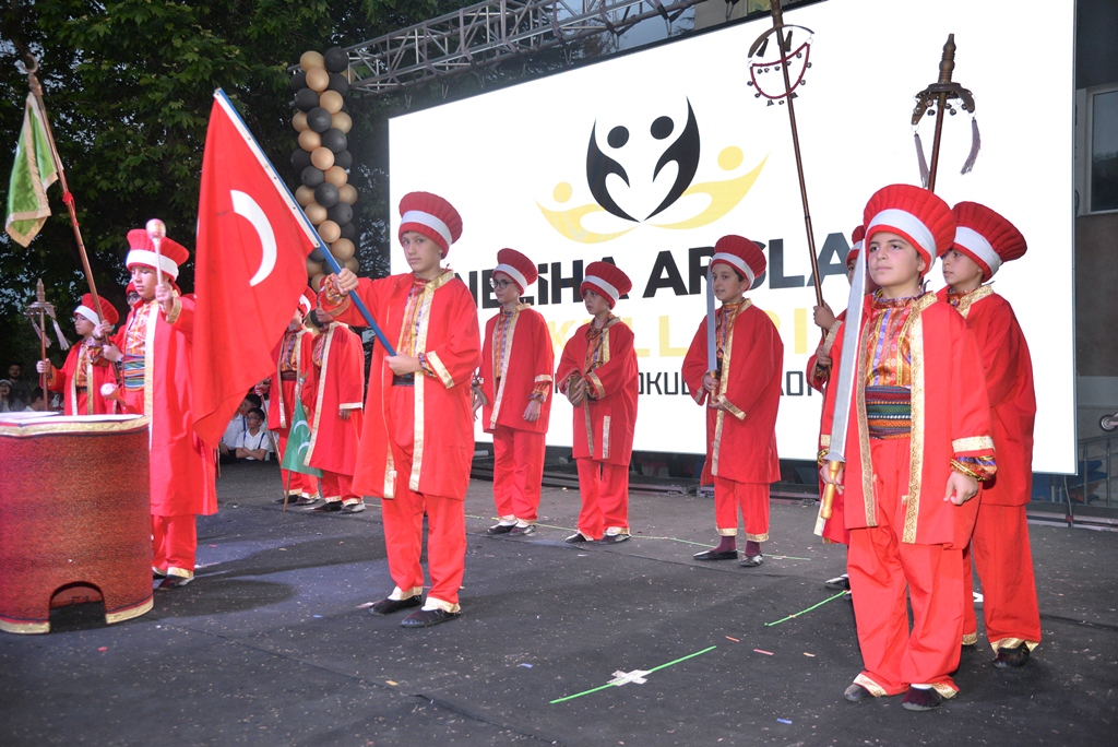 MEZUNİYET TÖRENİ GÖRSEL ŞÖLENE DÖNÜŞTÜ
