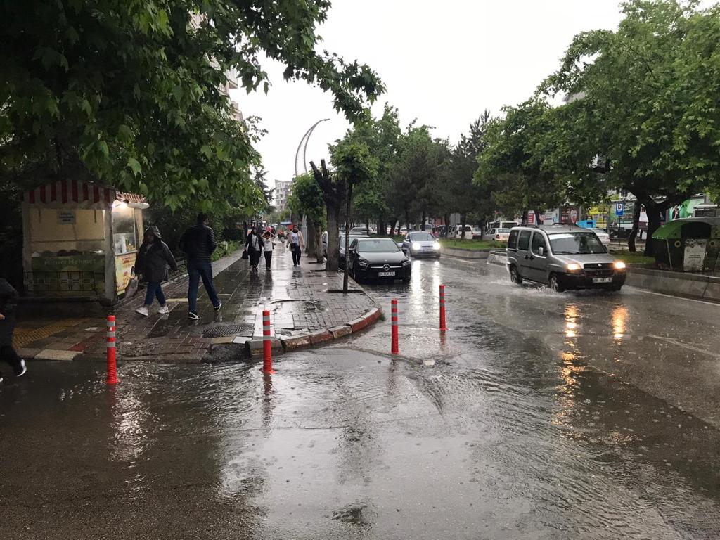 AFYON'DA SAĞANAK YAĞIŞ ETKİLİ OLDU