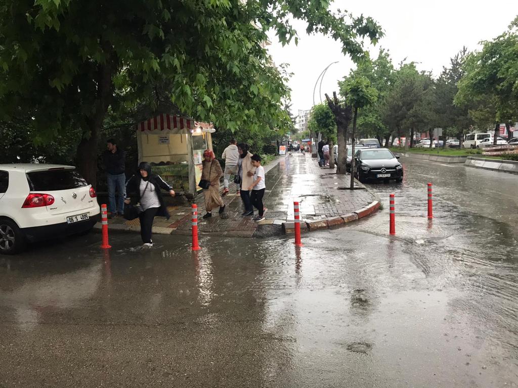 AFYON'DA SAĞANAK YAĞIŞ ETKİLİ OLDU