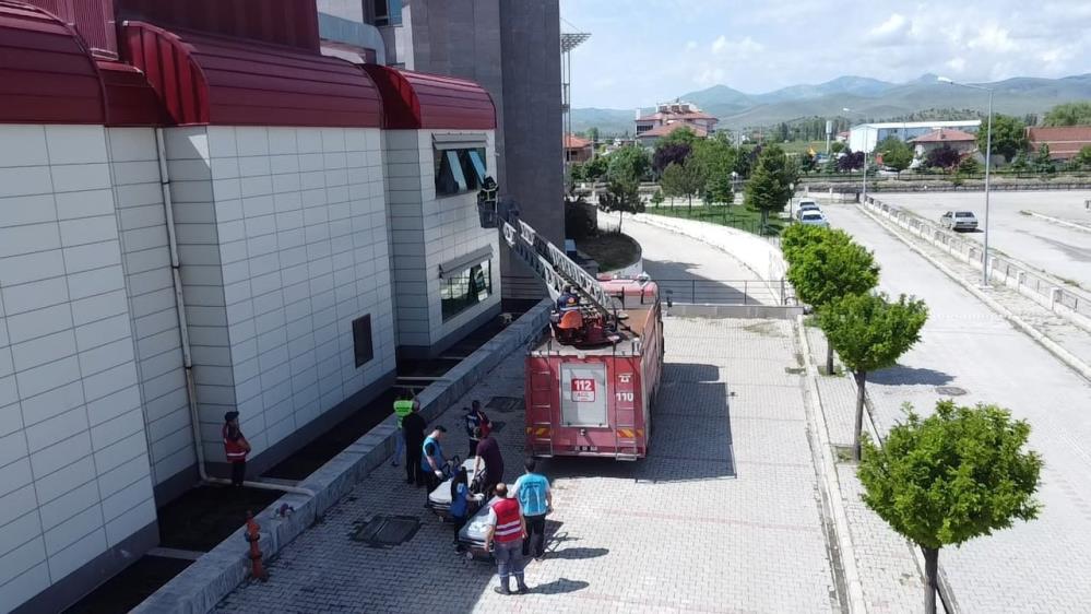 HASTALAR BİNADAN TAHLİYE EDİLDİ