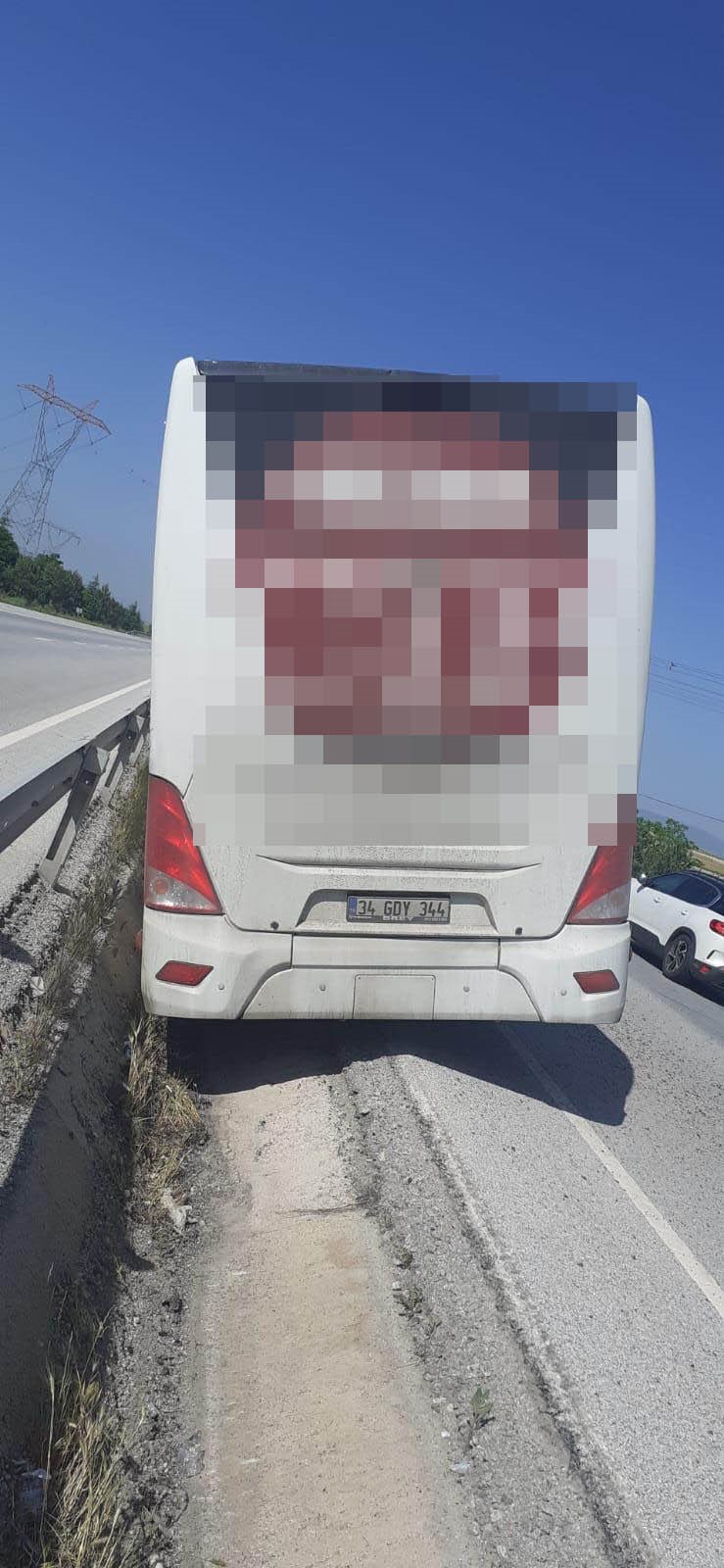 YOLCU OTOBÜSÜ BARİYERLERE ÇARPARAK DURABİLDİ