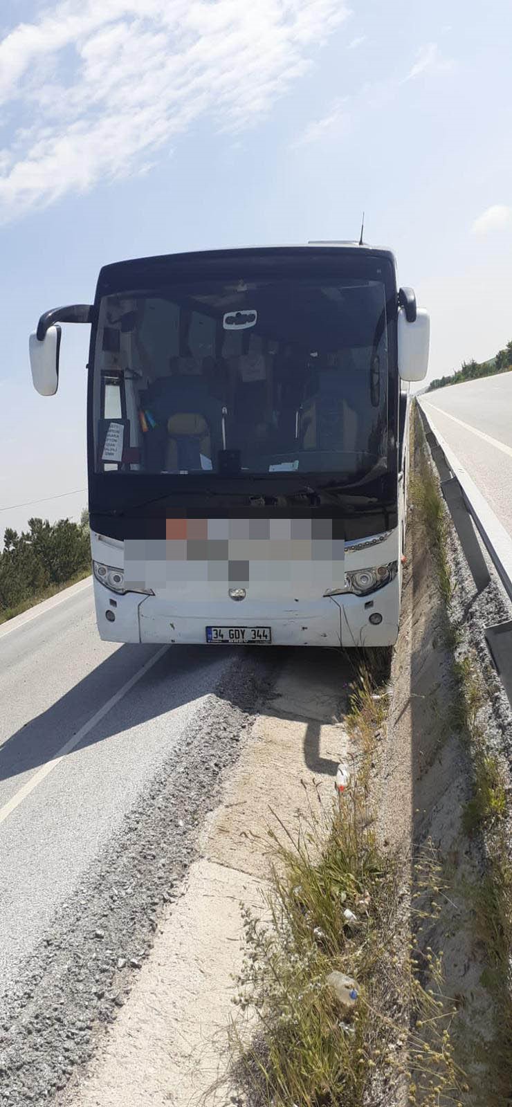 YOLCU OTOBÜSÜ BARİYERLERE ÇARPARAK DURABİLDİ