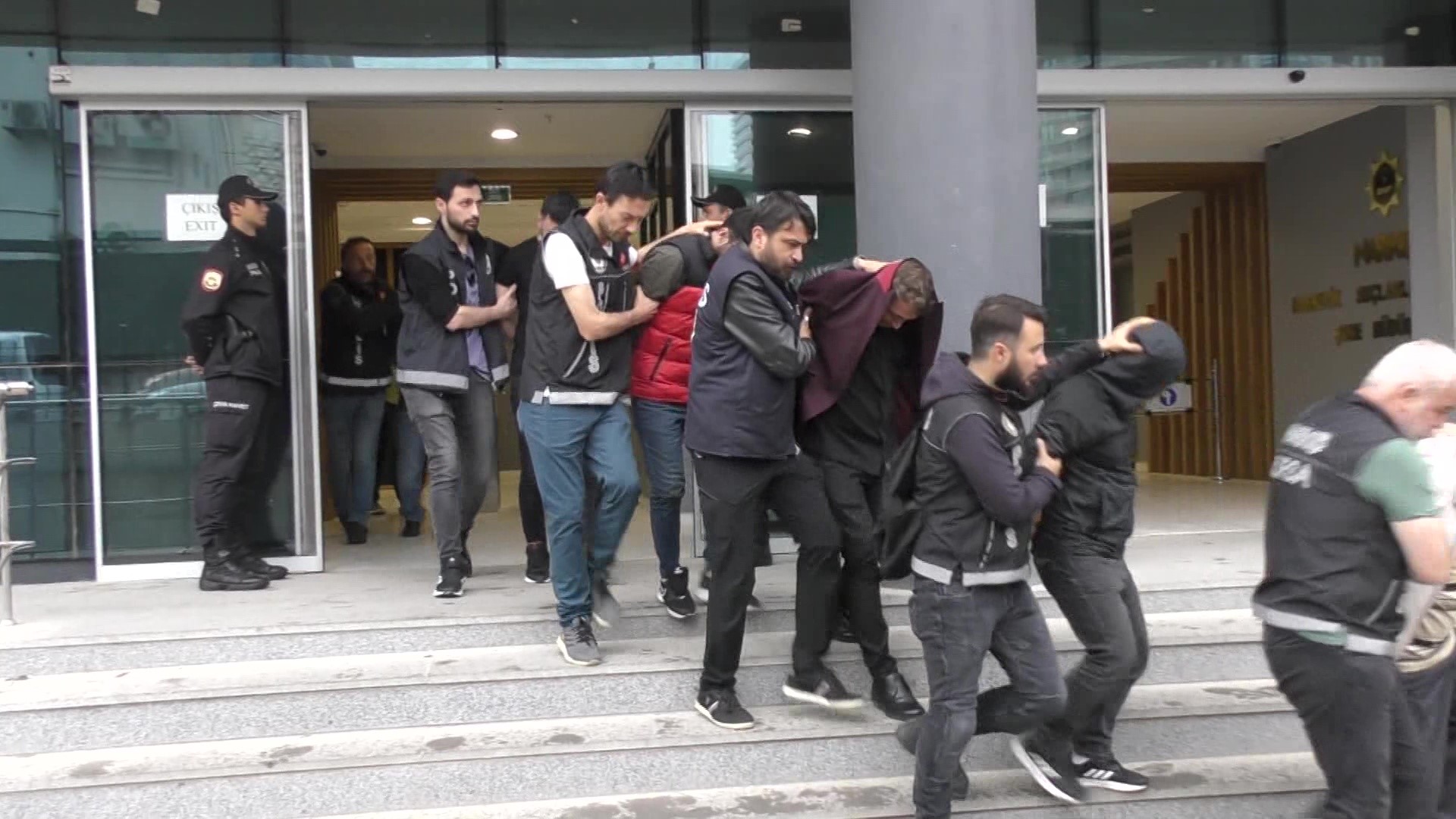 UYUŞTURUCU TACİRLERİNE ŞAFAK BASKINI