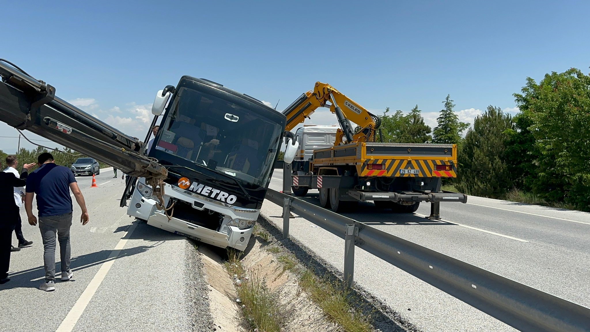 AFYON'DA 25 YOLCU ÖLÜMDEN DÖNDÜ