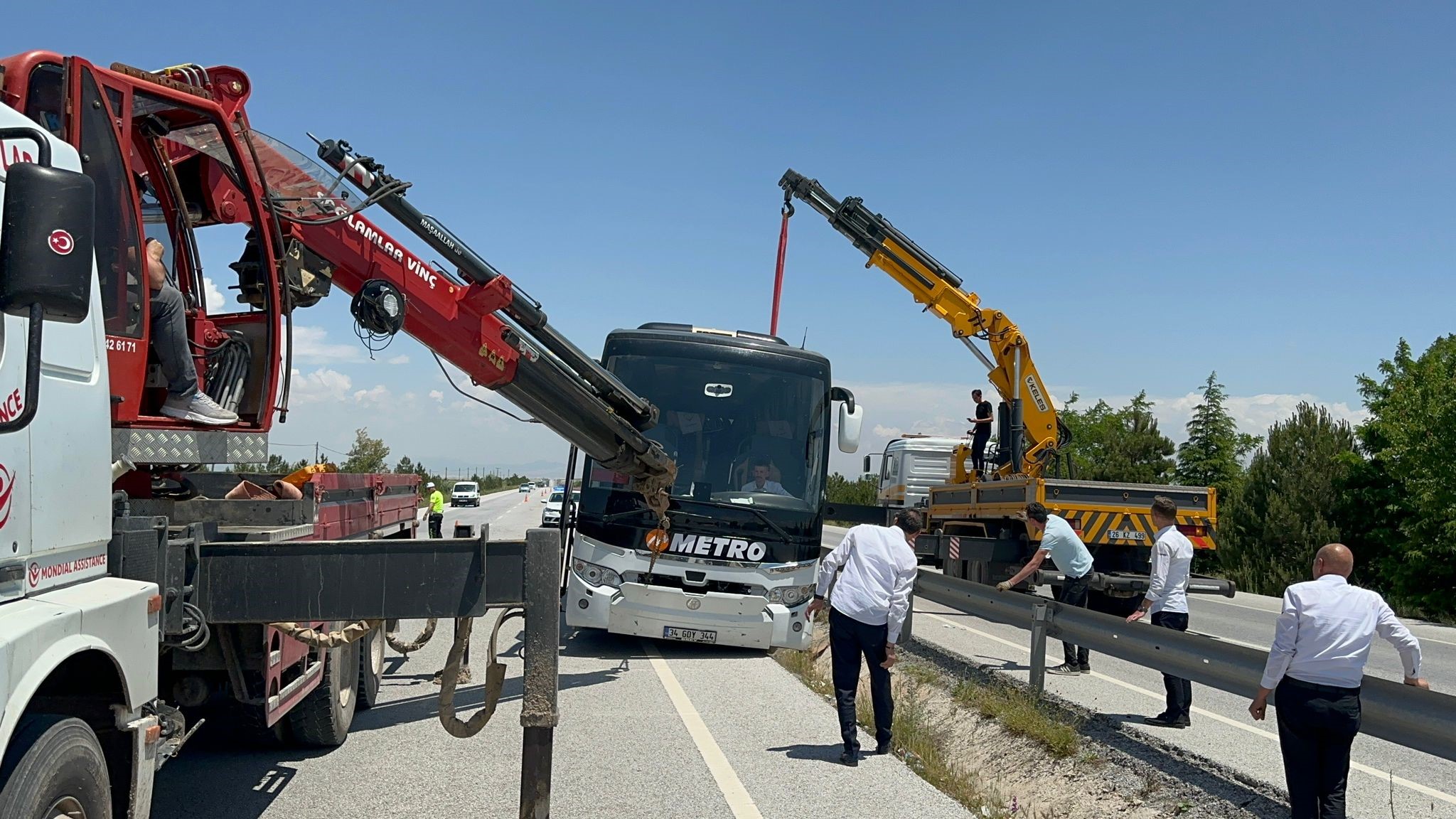 AFYON'DA 25 YOLCU ÖLÜMDEN DÖNDÜ