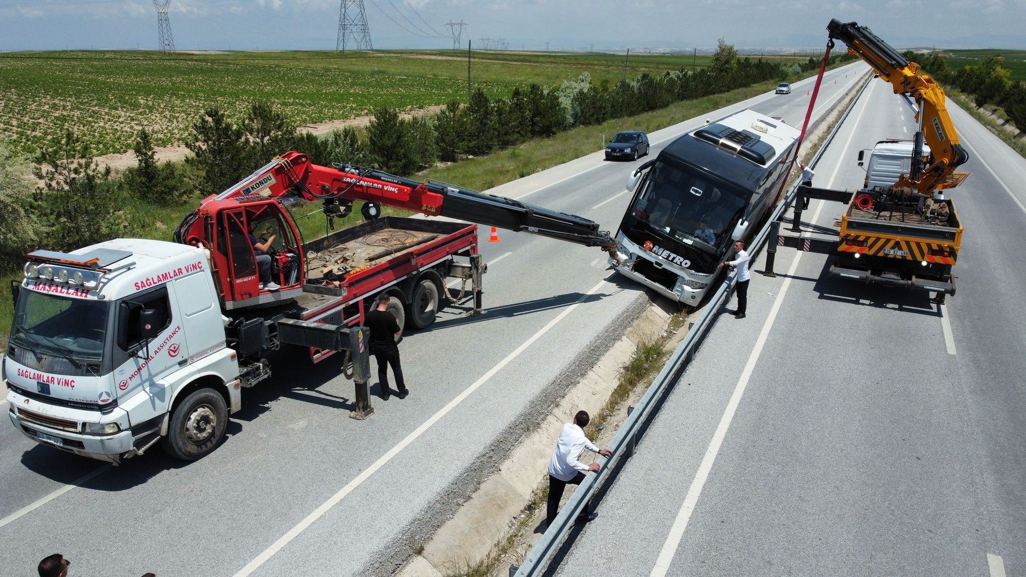AFYON'DA 25 YOLCU ÖLÜMDEN DÖNDÜ