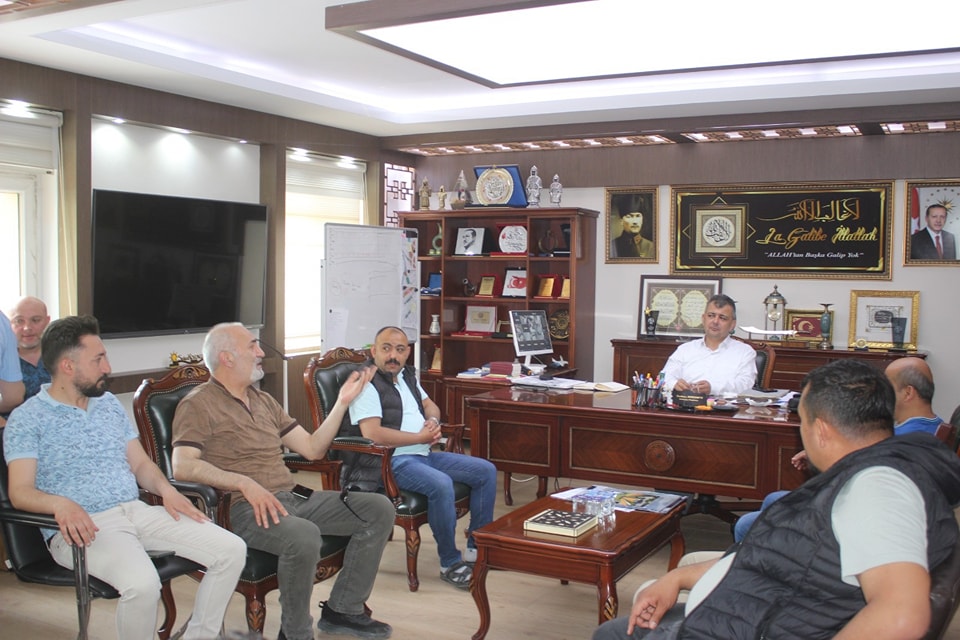 EMİRDAĞ’DA DA BERBERLERE PAZAR TATİLİ