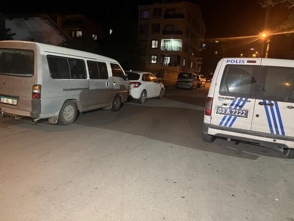 AYAKKABI ÇEKECEĞİNİ SİLAH YAPIP BİRBİRLERİNE SALDIRDILAR