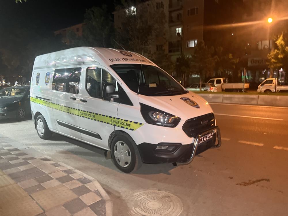 AYAKKABI ÇEKECEĞİNİ SİLAH YAPIP BİRBİRLERİNE SALDIRDILAR