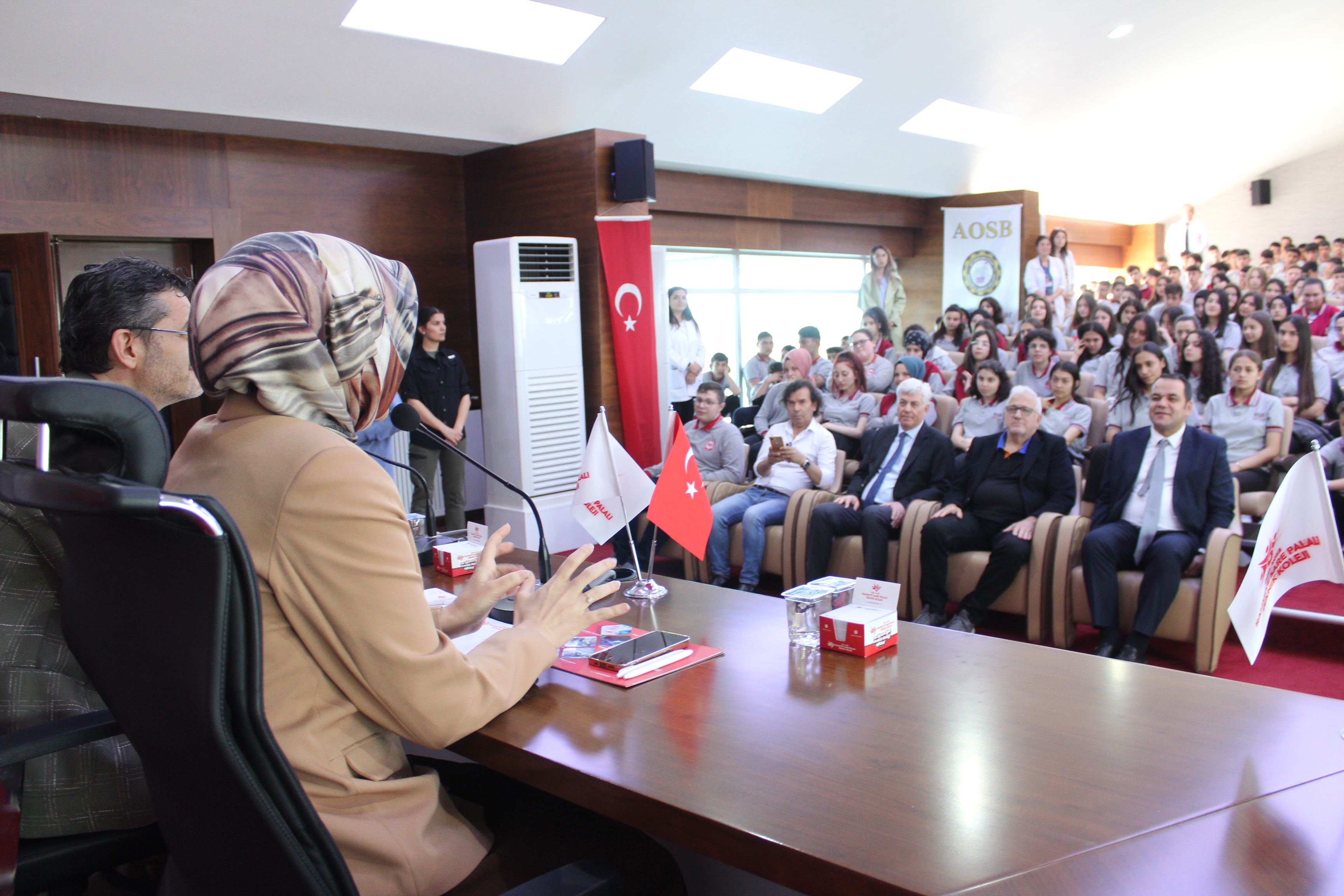"BÖYLE DONANIMLI BİR TEKNİK KOLEJDE OKUMAK BÜYÜK ŞANS"