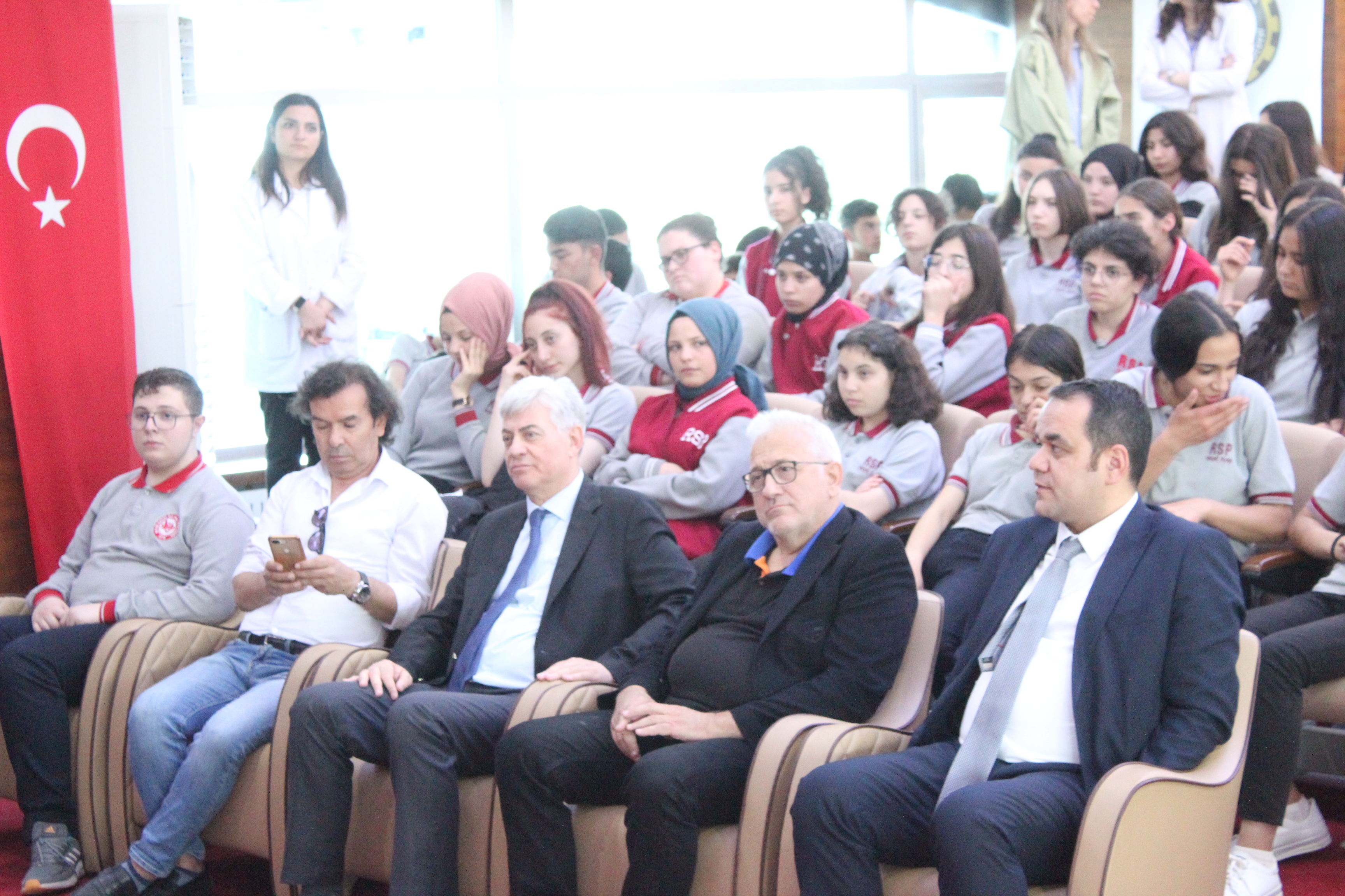 "BÖYLE DONANIMLI BİR TEKNİK KOLEJDE OKUMAK BÜYÜK ŞANS"