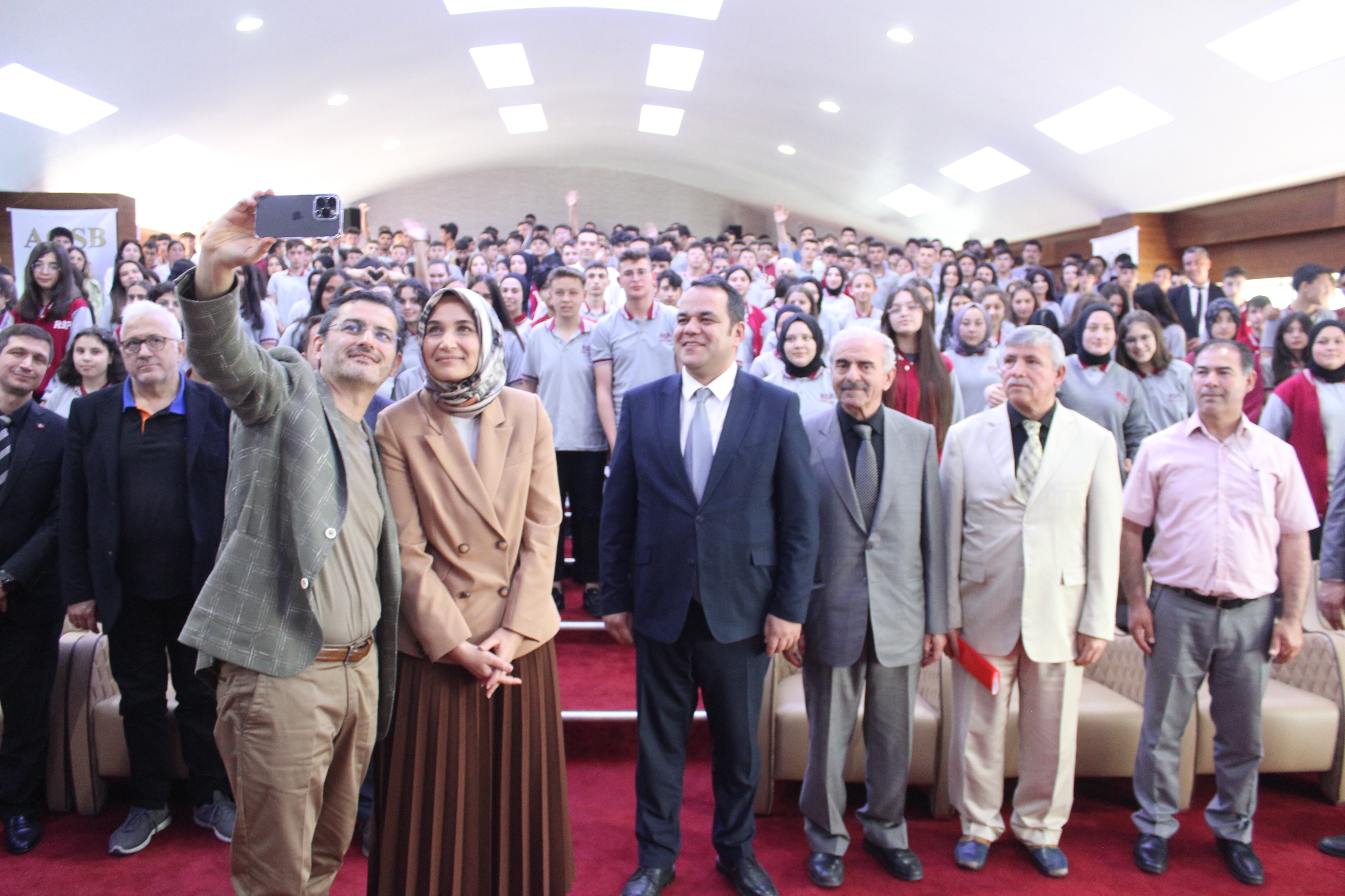 "BÖYLE DONANIMLI BİR TEKNİK KOLEJDE OKUMAK BÜYÜK ŞANS"