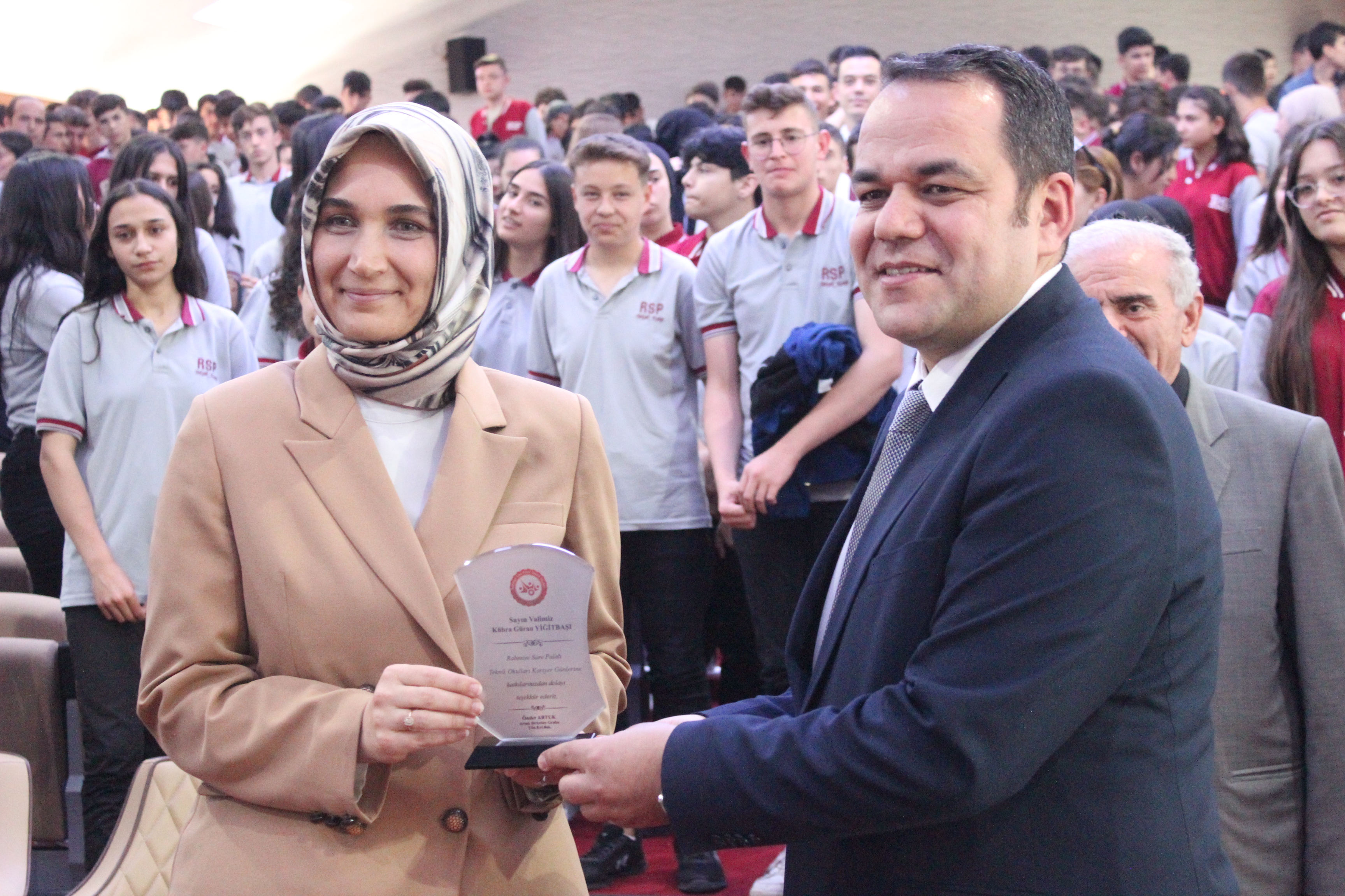 "BÖYLE DONANIMLI BİR TEKNİK KOLEJDE OKUMAK BÜYÜK ŞANS"