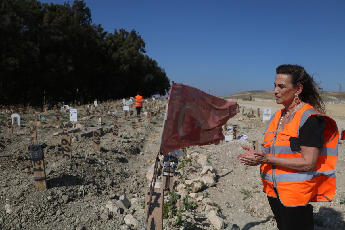 DEPREM MEZARLIĞINI GÖRENLER ŞOKA UĞRADI