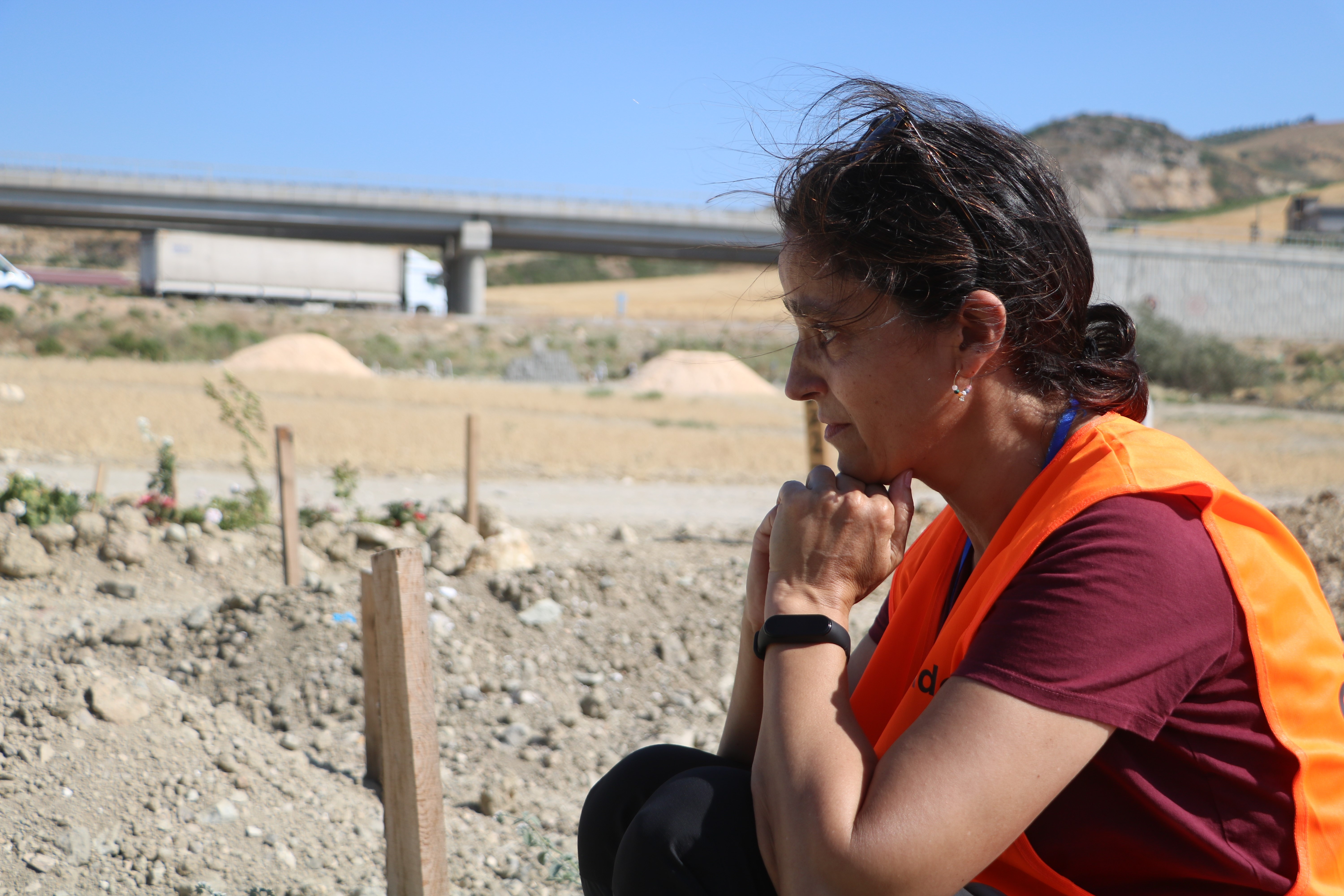 DEPREM MEZARLIĞINI GÖRENLER ŞOKA UĞRADI