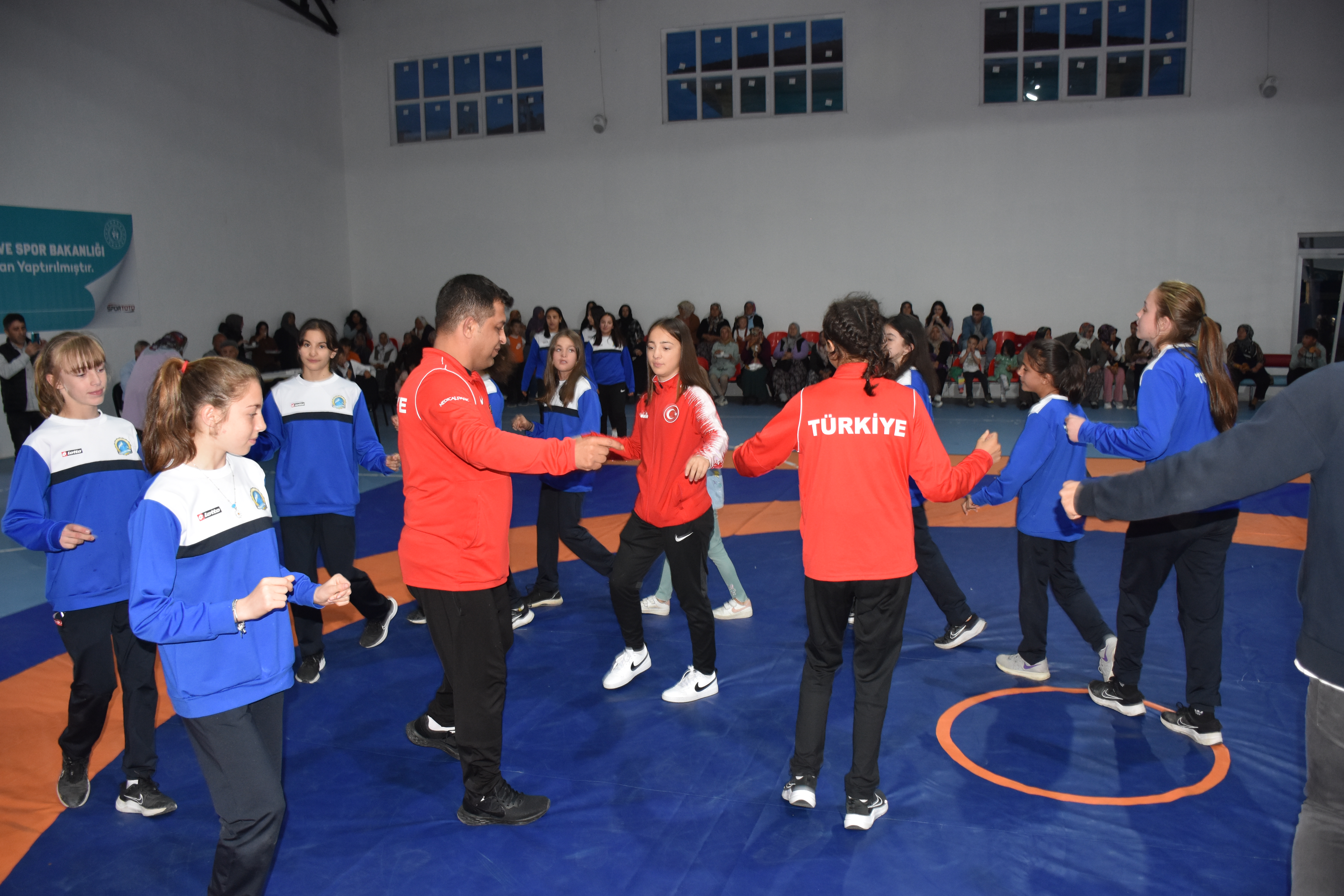 AVRUPA ŞAMPİYONLUĞU VATANDAŞI SOKAKLARA DÖKTÜ