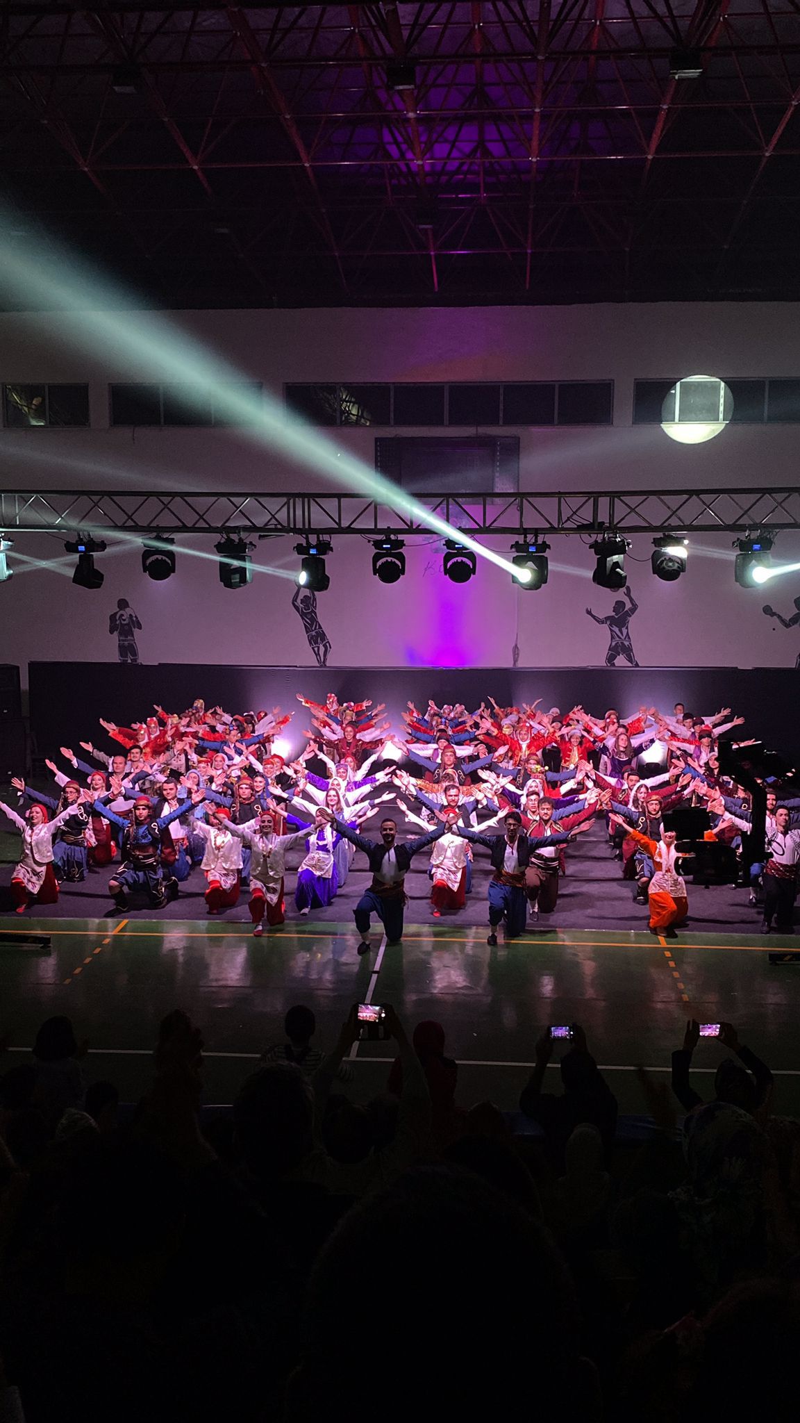 BOLVADİN’DE MUAZZAM BİR HALK DANSLARI GECESİ