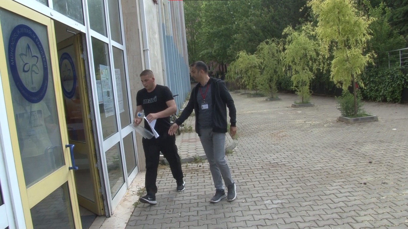 BİNA GÖREVLİLERİNİN YARDIMIYLA SINAVA YETİŞTİ
